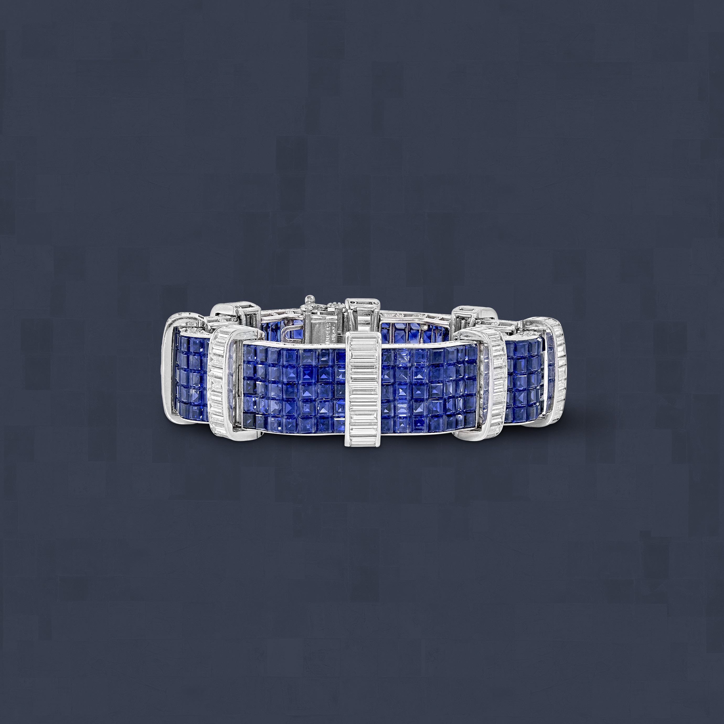 Armband, 1948. Platin, Weißgold, Saphire in Mystery Set™, Diamanten. Sammlung Van Cleef & Arpels.