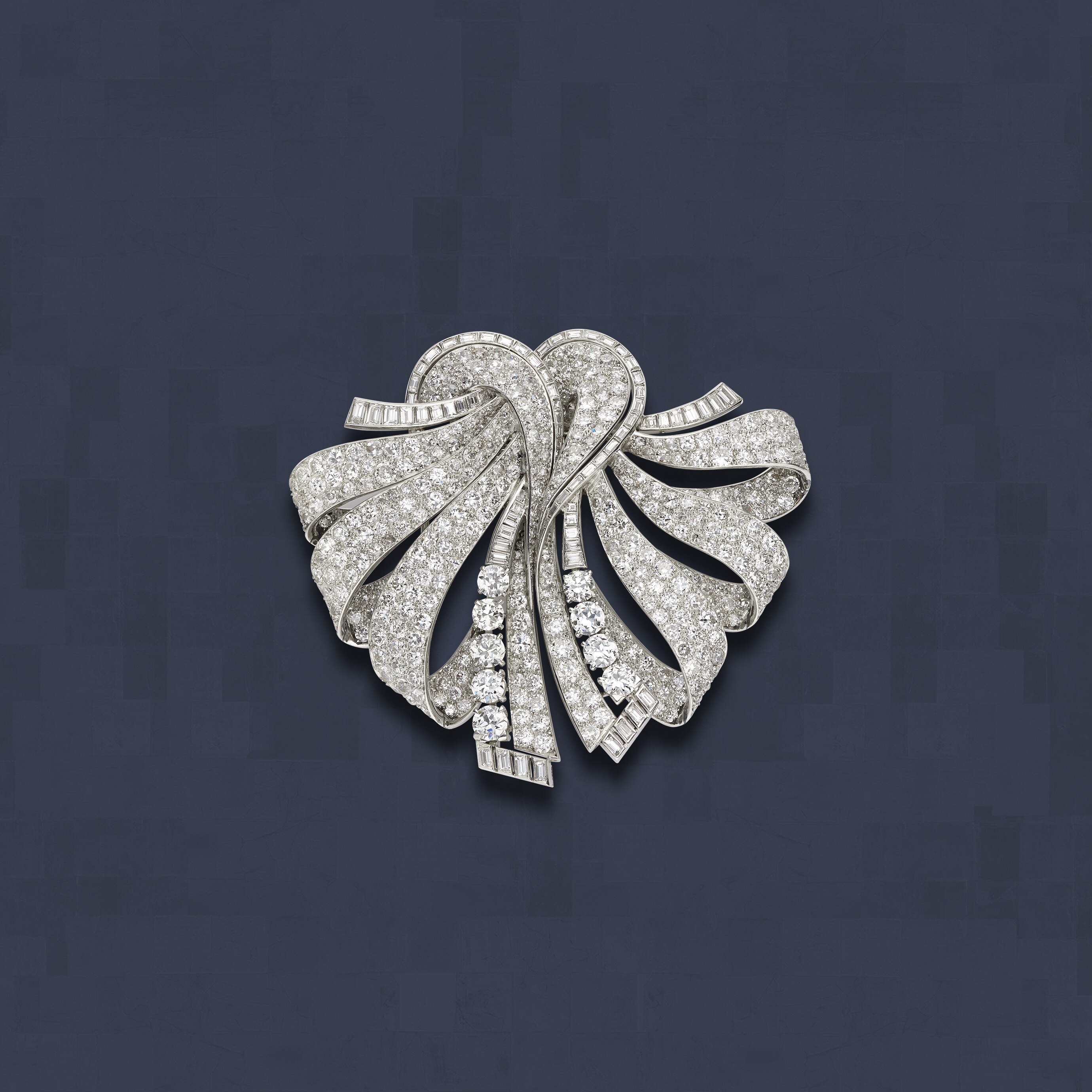 Doppel-Clip, 1937. Verwandelbar in zwei Clips. Platin, Osmior, Diamanten. Sammlung Van Cleef & Arpels.