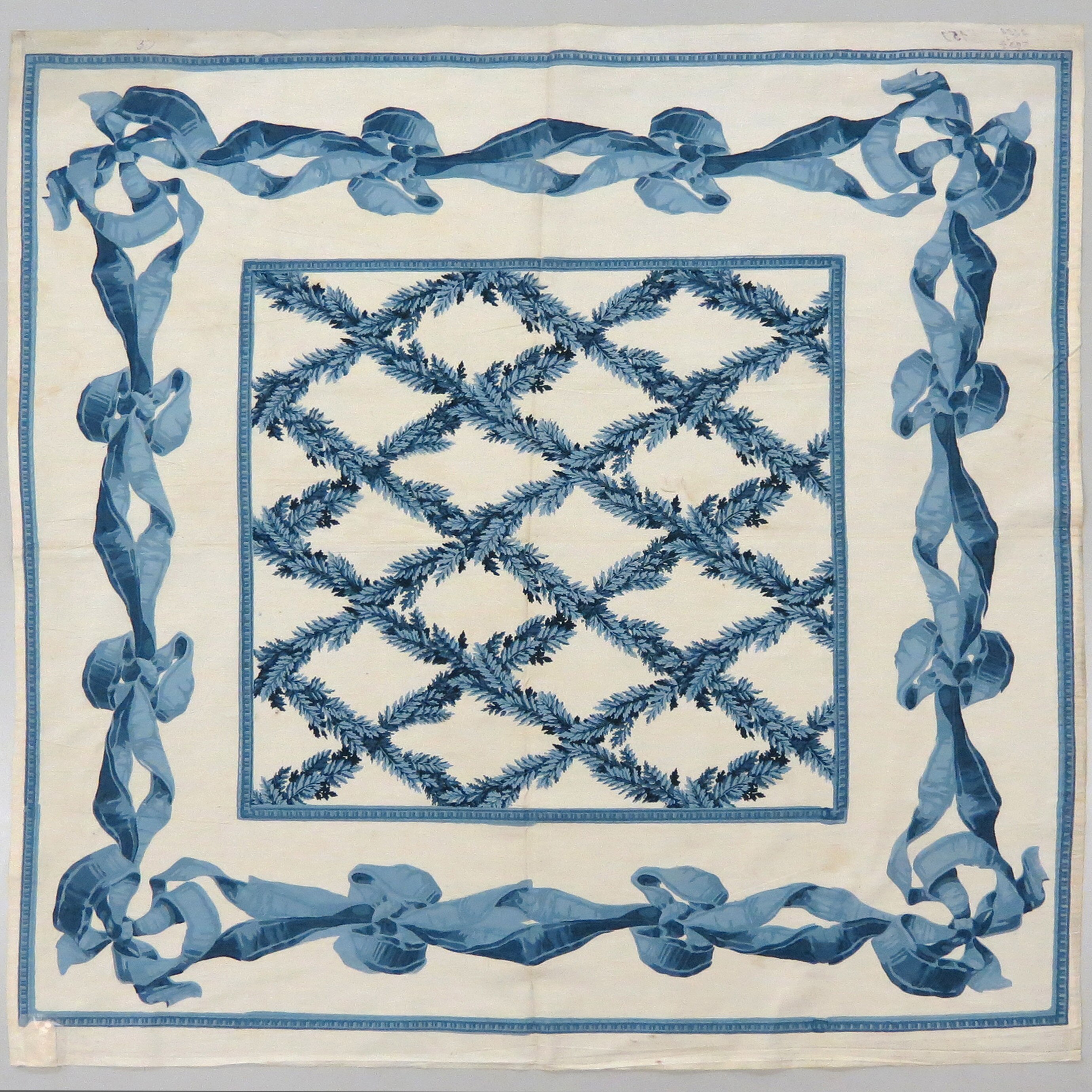 Tischdecke. Goodyer’s Artistic Fabrics, England, Ende 19. Jahrhundert. Baumwolle, bedruckt. MAK.