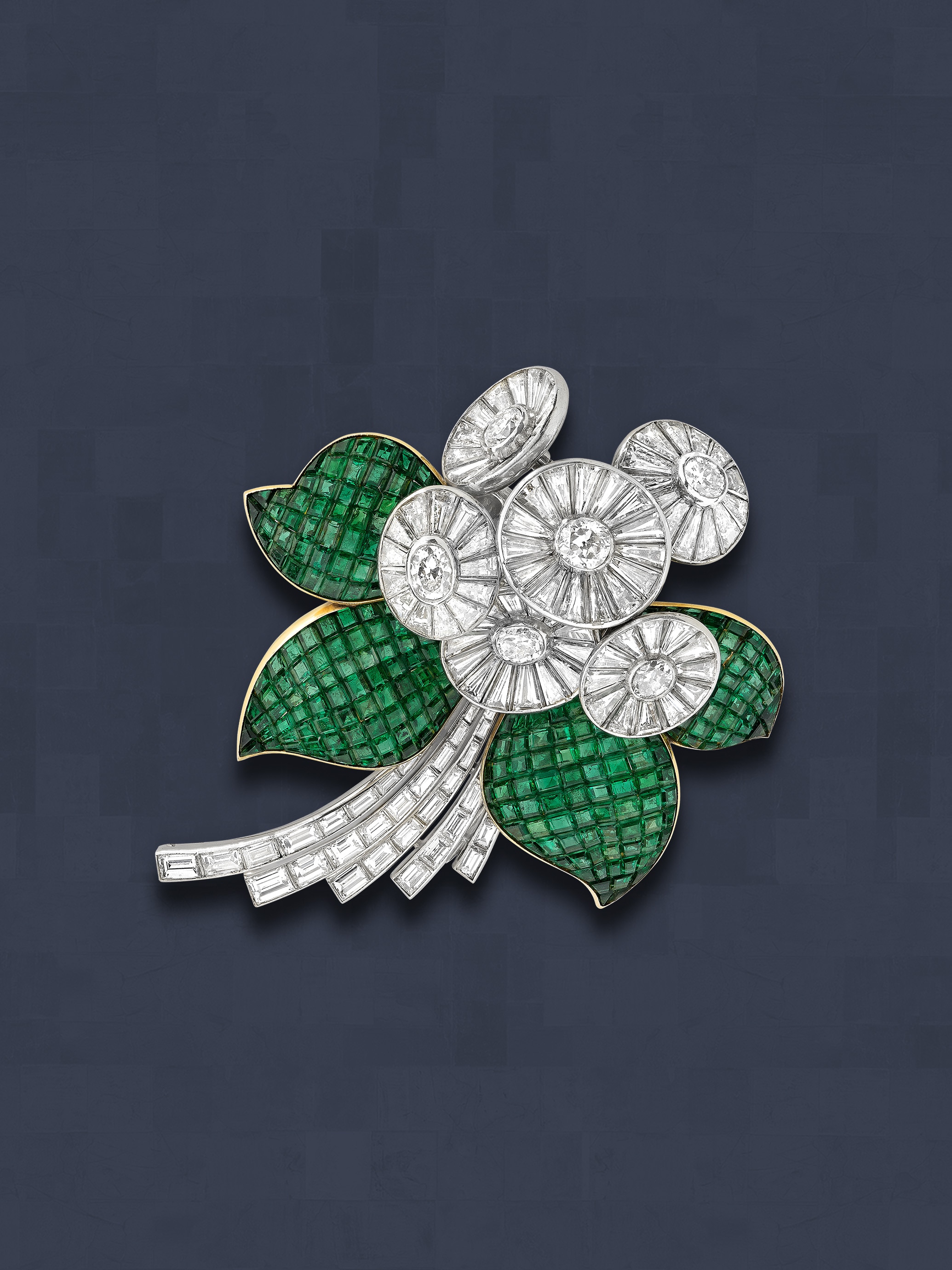 Brosche Fleur, 1938. Platin, Weißgold, Gelbgold, Smaragde in Mystery Set, Diamanten. Sammlung Van Cleef & Arpels.
