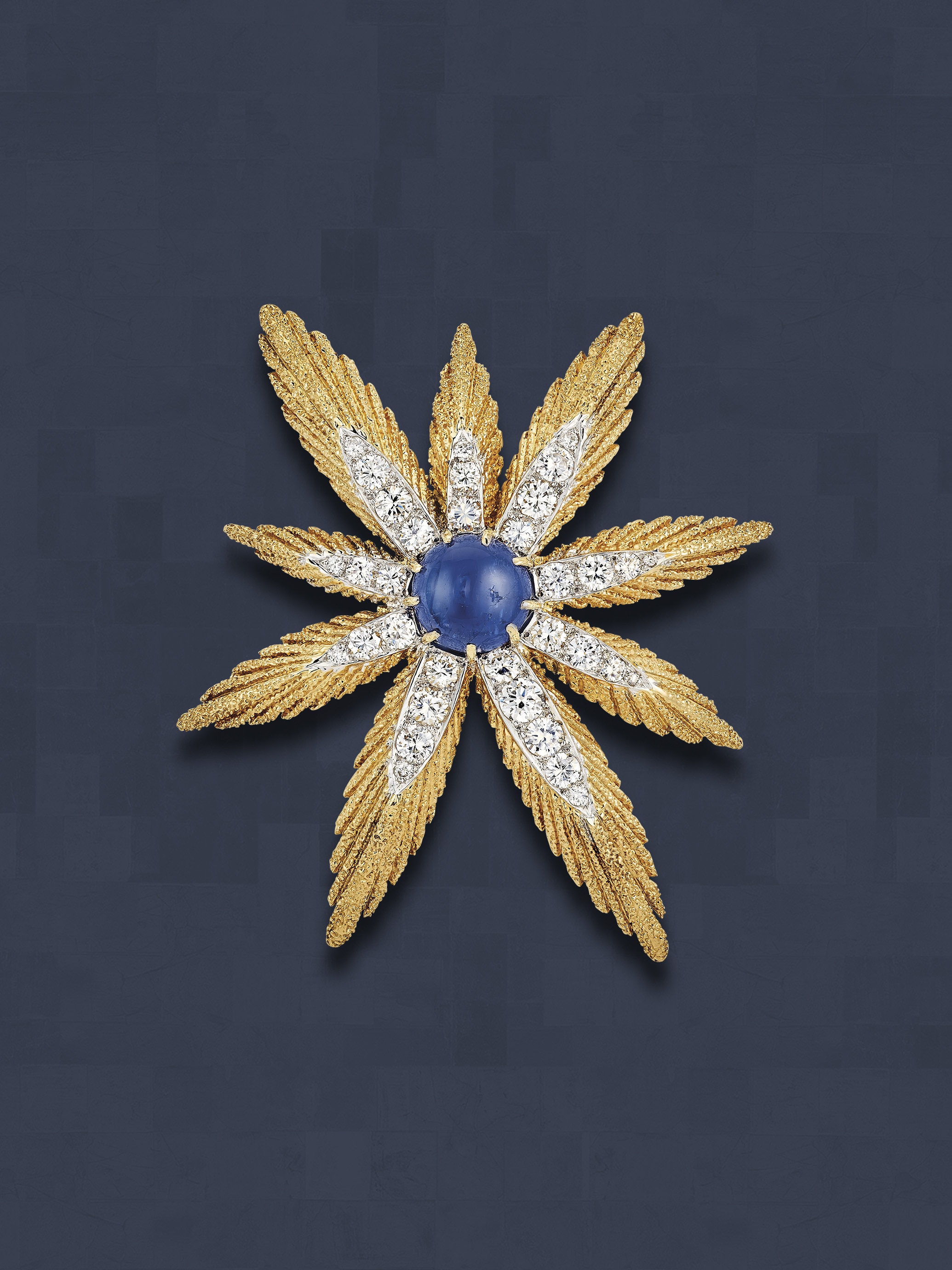 Clip Astérisque, 1966–1967. Gelbgold, Platin, Weißgold, Roségold, Saphire, Diamanten. Sammlung Van Cleef & Arpels.