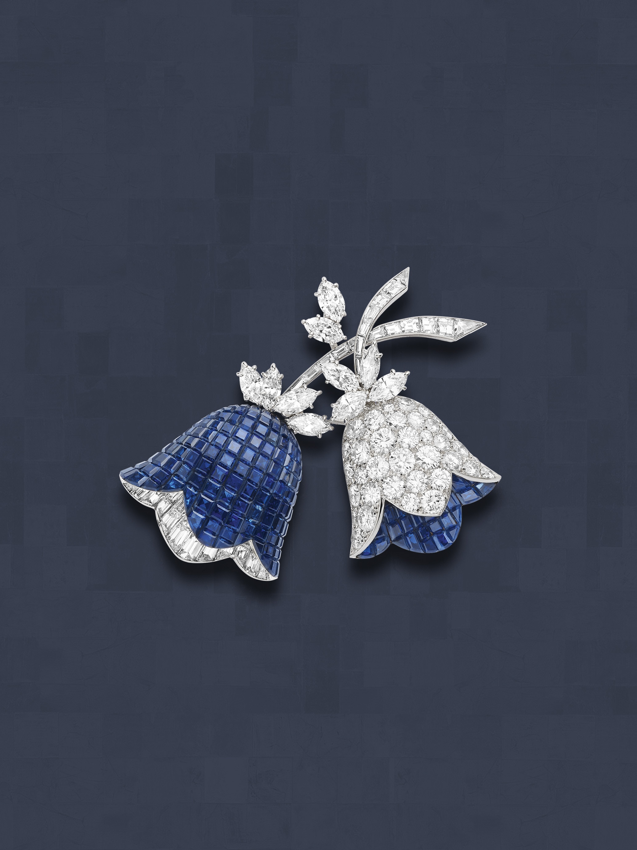 Clip Campanules, 1969. Platin, Gelbgold, Saphire in Mystery Set, Diamanten. Sammlung Van Cleef & Arpels.