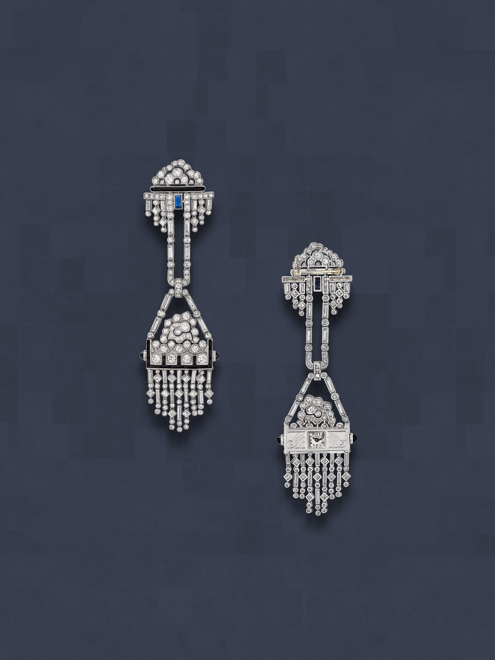 Ansteckuhr, 1926. Platin, Weißgold, Saphire, Onyx, Diamanten. Sammlung Van Cleef & Arpels.