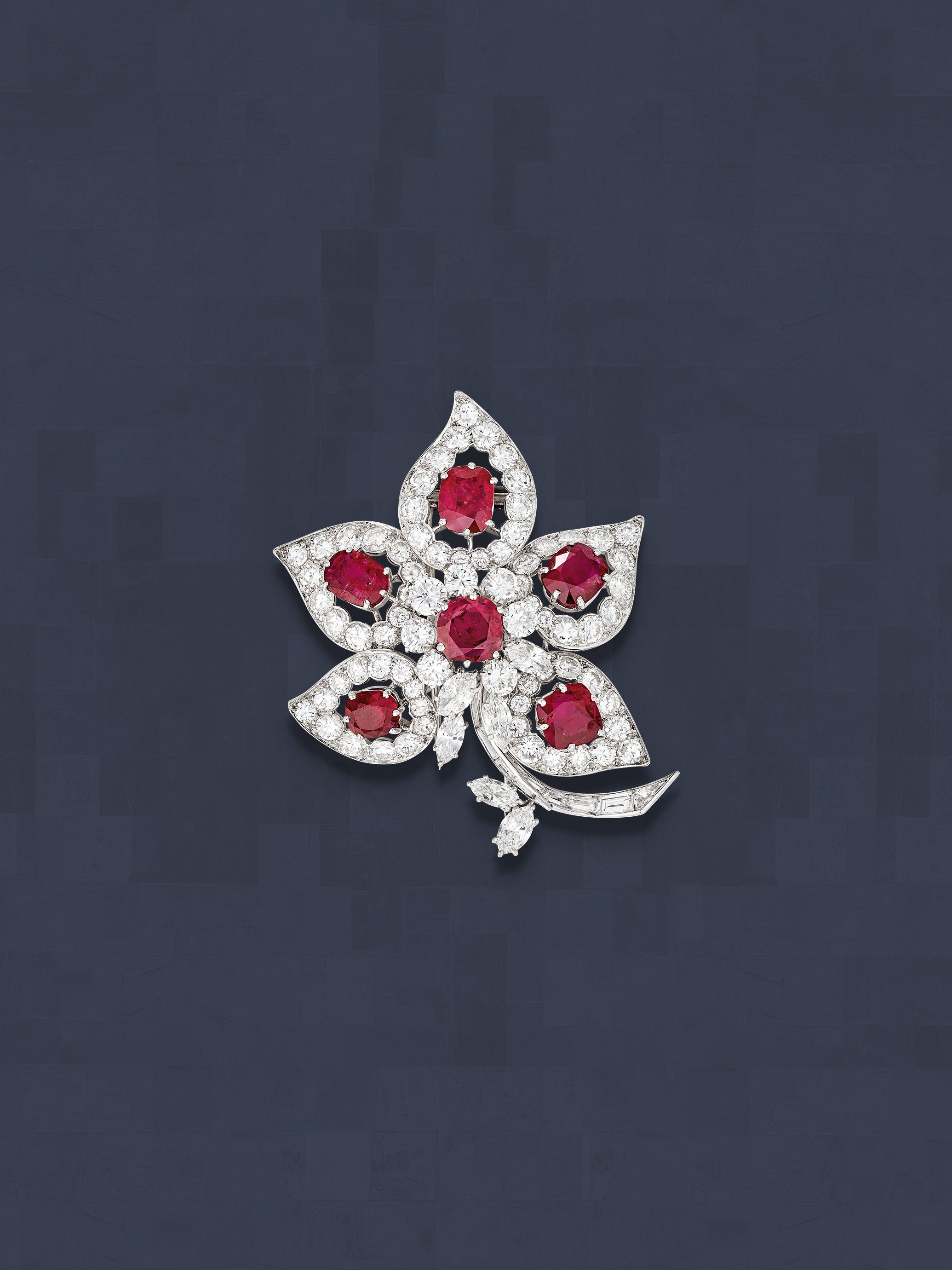 Clip Cinq Feuilles, 1965. Platin, Rubine, Diamanten. Aus der ehemaligen Sammlung der Opernsängerin Maria Callas. Sammlung Van Cleef & Arpels.