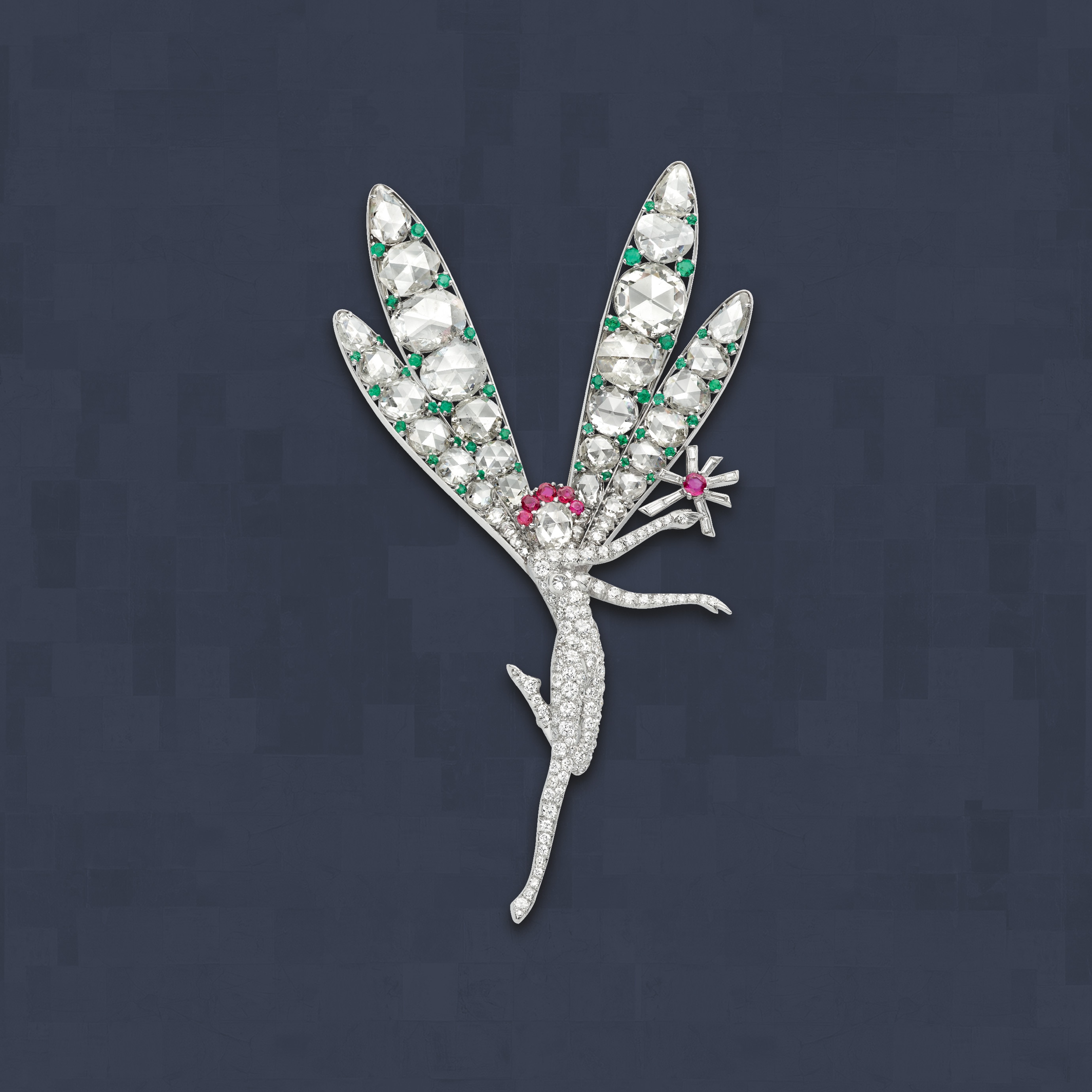 Clip Petite Fée ailée, später umbenannt in Spirit of Beauty, 1941. Platin, Smaragde, Rubine, Diamanten. Erworben von der amerikanischen Society-Dame Barbara Hutton für eine Freundin. Sammlung Van Cleef & Arpels.