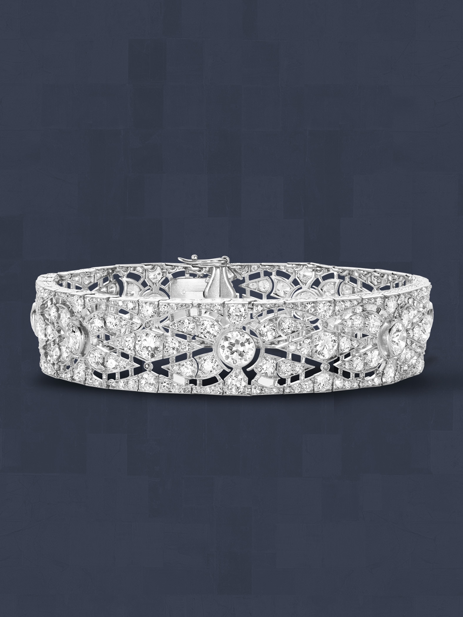 Armbänder, 1922–1925. Platin, Diamanten. Sammlung Van Cleef & Arpels.