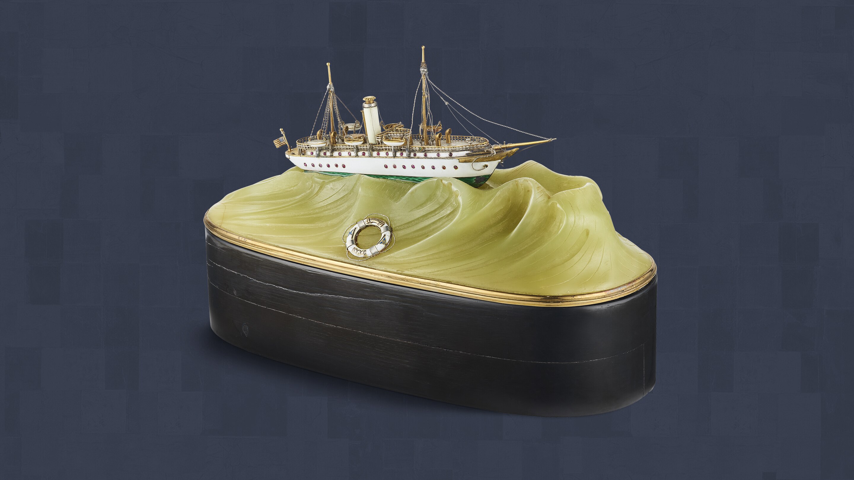 Nachbildung der Yacht Varuna im Miniaturmaßstab, 1906. Gelbgold, Silber, Jaspis, Ebenholz, Emaille. Sammlung Van Cleef & Arpels.