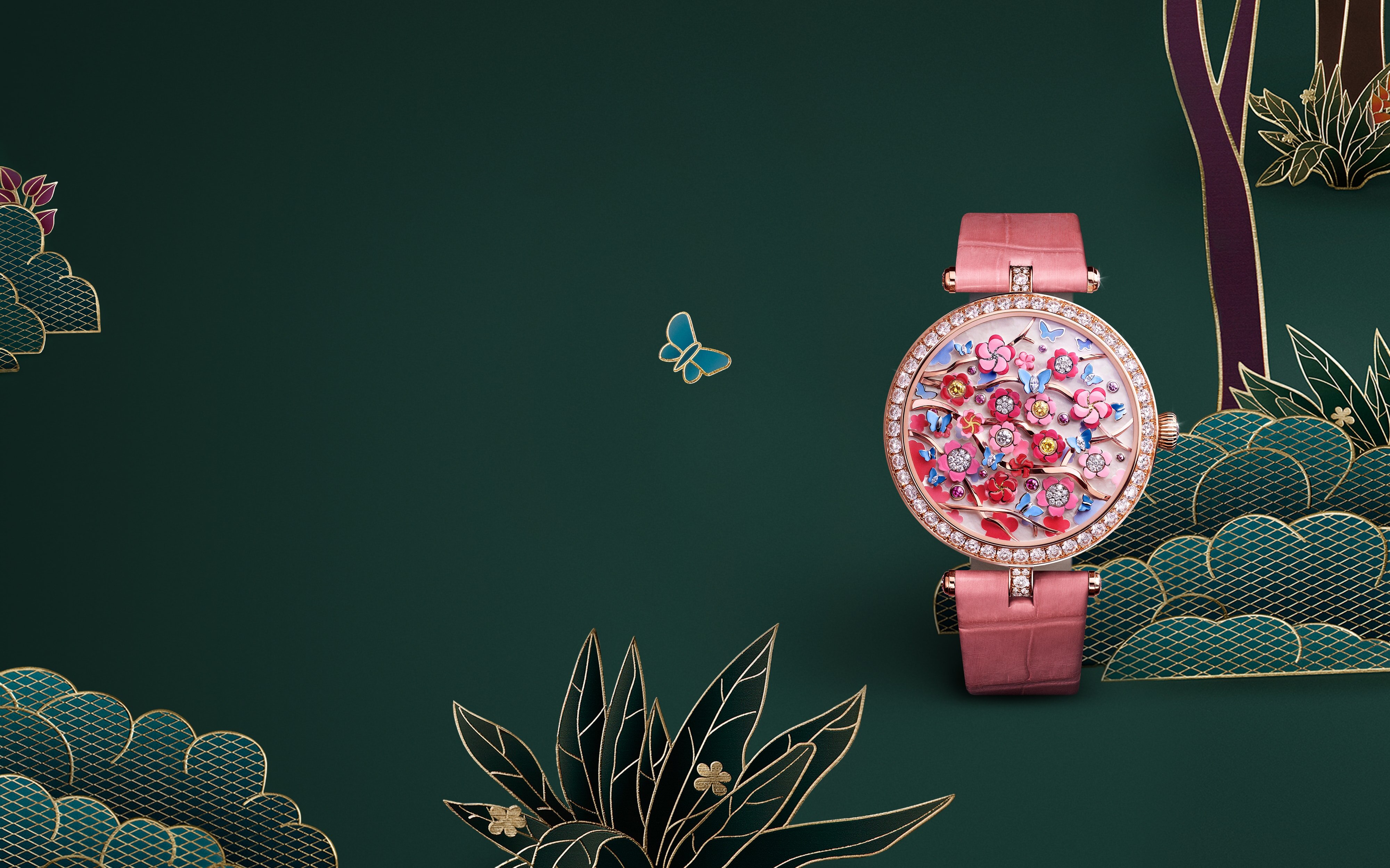 ساعة لايدي آربلز أور فلورال سوريزييه، ذهب وردي عيار 18 قيراط، ذهب أبيض مطلي بالروديوم عيار18 قيراط، ماس أبيض وأصفر، سافير وردي، عرق اللؤلؤ الأبيض، رسم مصغر، حركة ميكانيكية ذات تعبئة أوتوماتيكية مزودة بوحدة الزهرة المتفتحة للساعات والعرض الجانبي للدقائق. تُباع الساعة مصحوبة بحزامين قابلين للتبديل ومشبك واحد قابل للتبديل ومرصع بالماس من طراز المسمار. مجموعة بويتيك كومبليكايشنز، دار فان كليف أند آربلز.