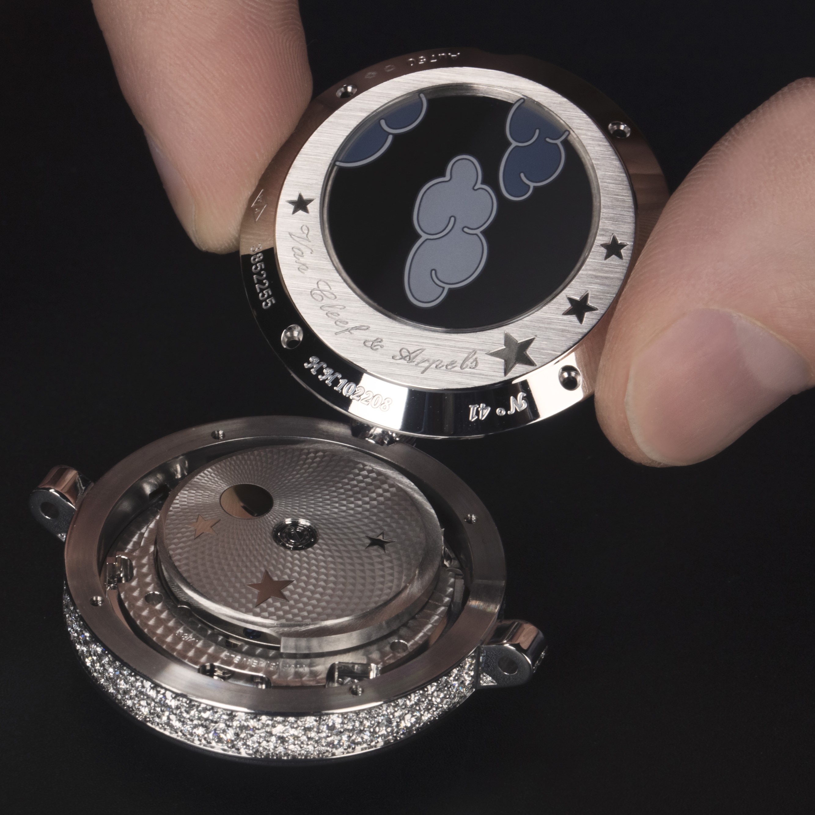 Ensamblaje del reverso del reloj Lady Féerie, Van Cleef & Arpels.