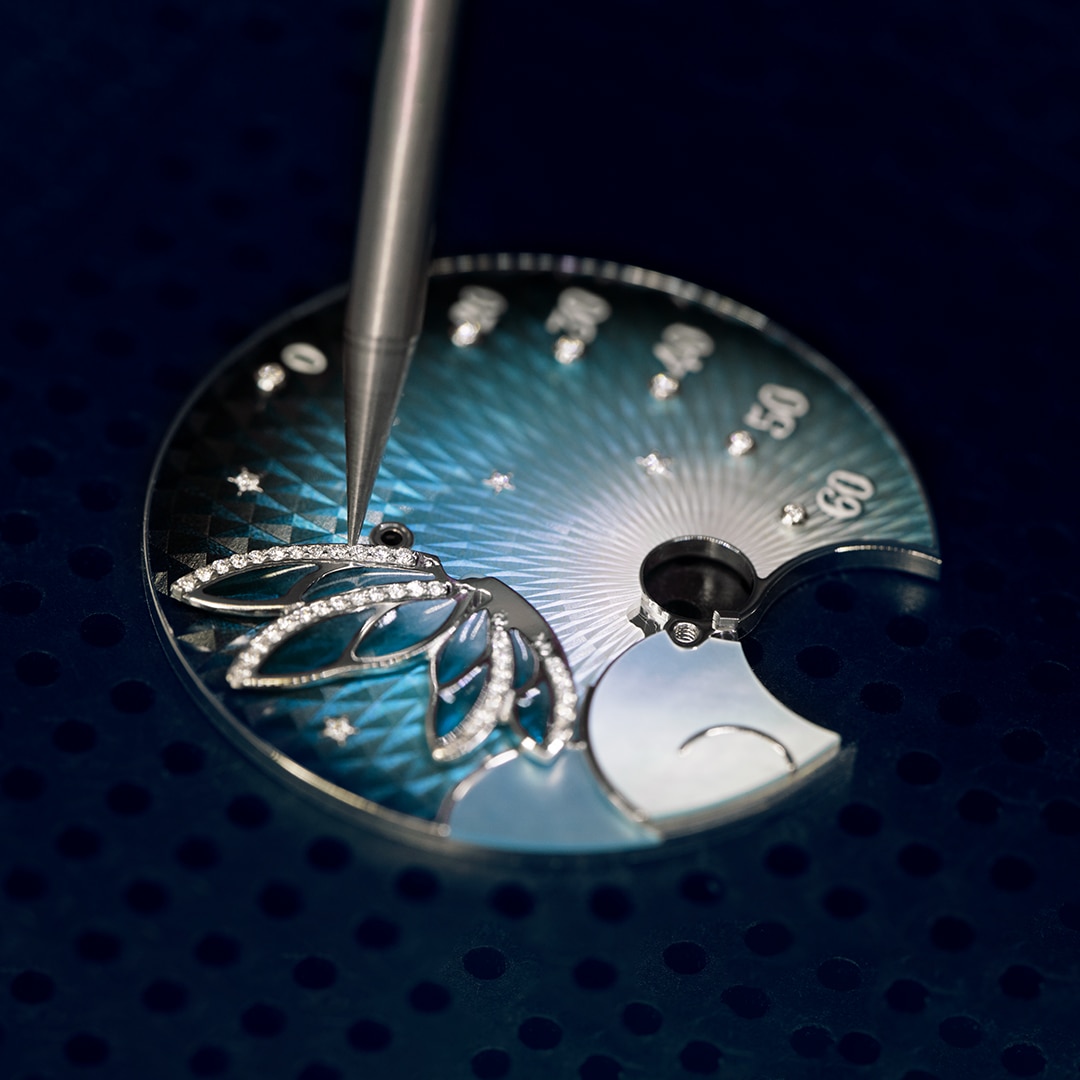 Engaste de los diamantes de las alas del hada en el reloj Lady Féerie, Van Cleef & Arpels.