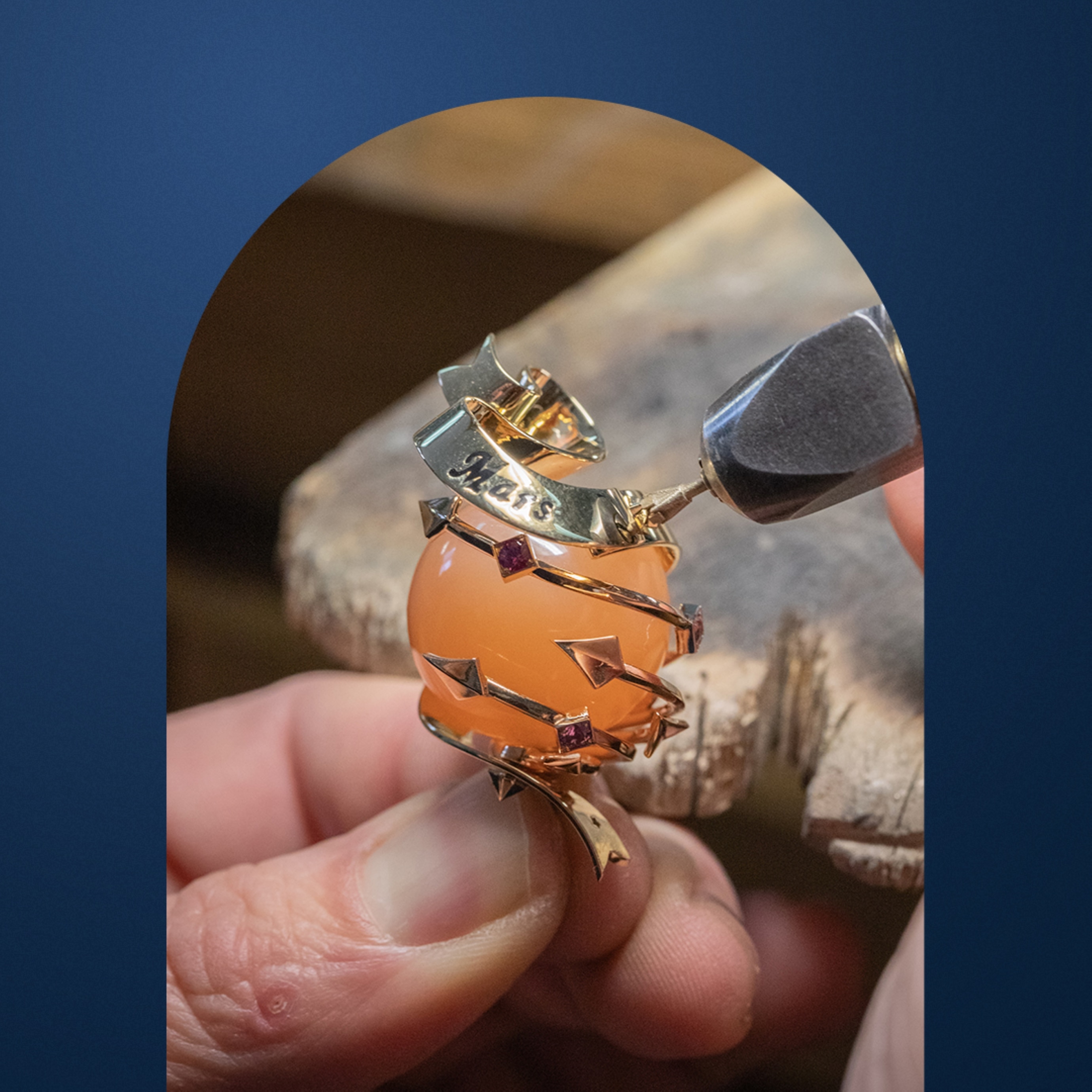 Fijación de la estructura en oro amarillo de Marte en la piedra lunar naranja, Van Cleef & Arpels.