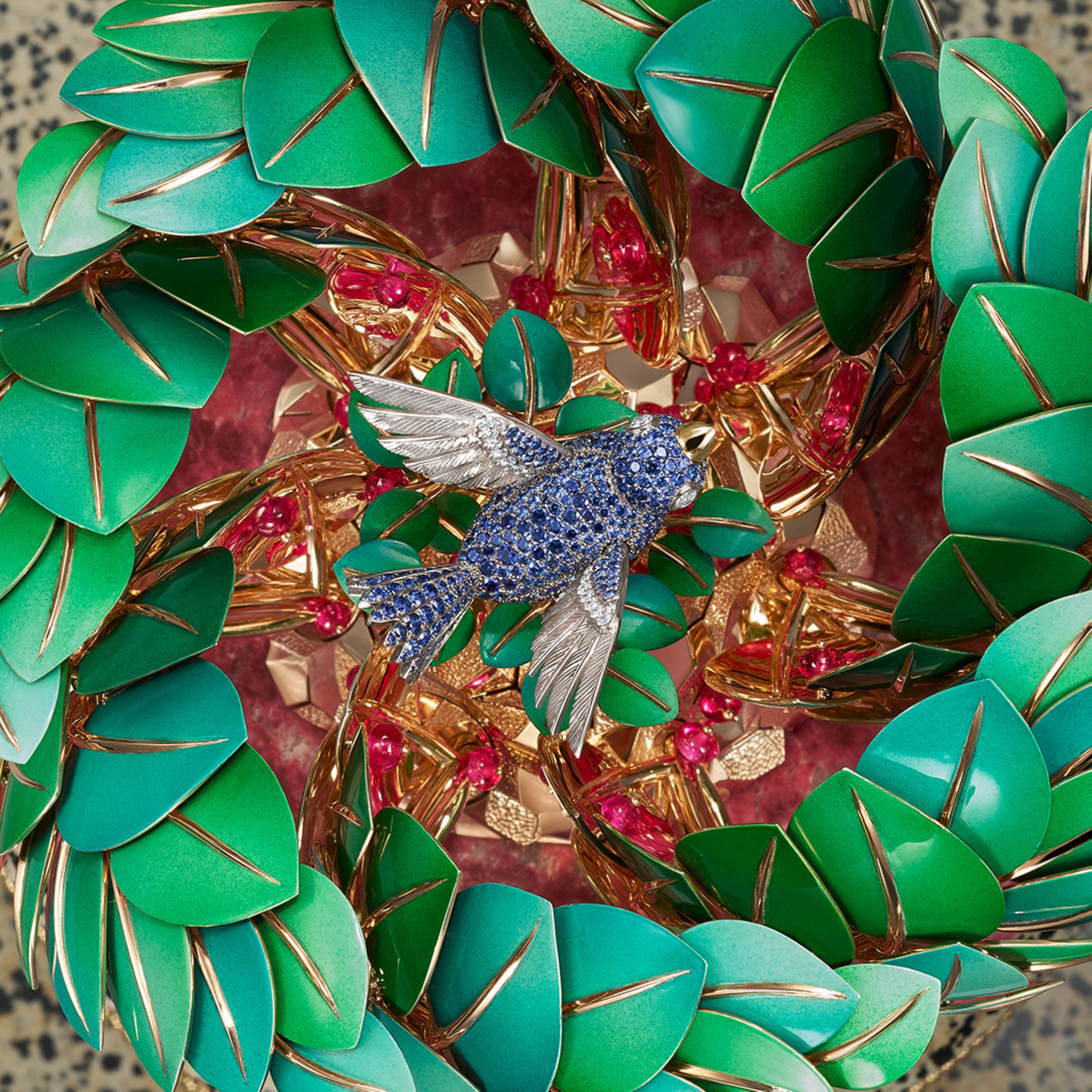 Autómata Apparition des Baies, oro blanco, amarillo y rosa, zafiros azules claros e intensos, diamantes, espinelas rojas, jaspe dálmata, tulita, laca, ébano, piel de cabra, aluminio, acero. Colección Objetos Extraordinarios, Van Cleef & Arpels.