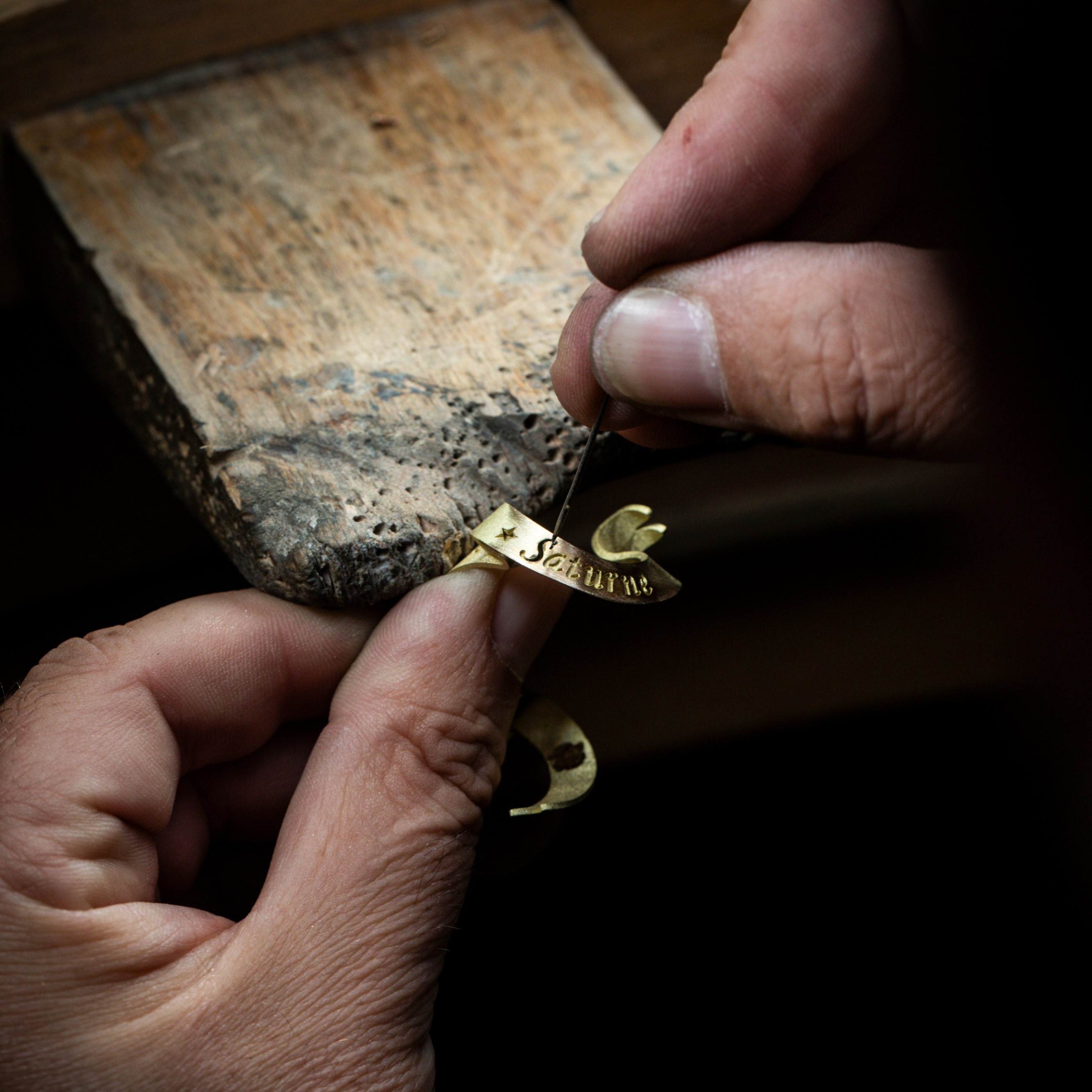 Aplicación de laca en la ranura de grabado, Van Cleef & Arpels.