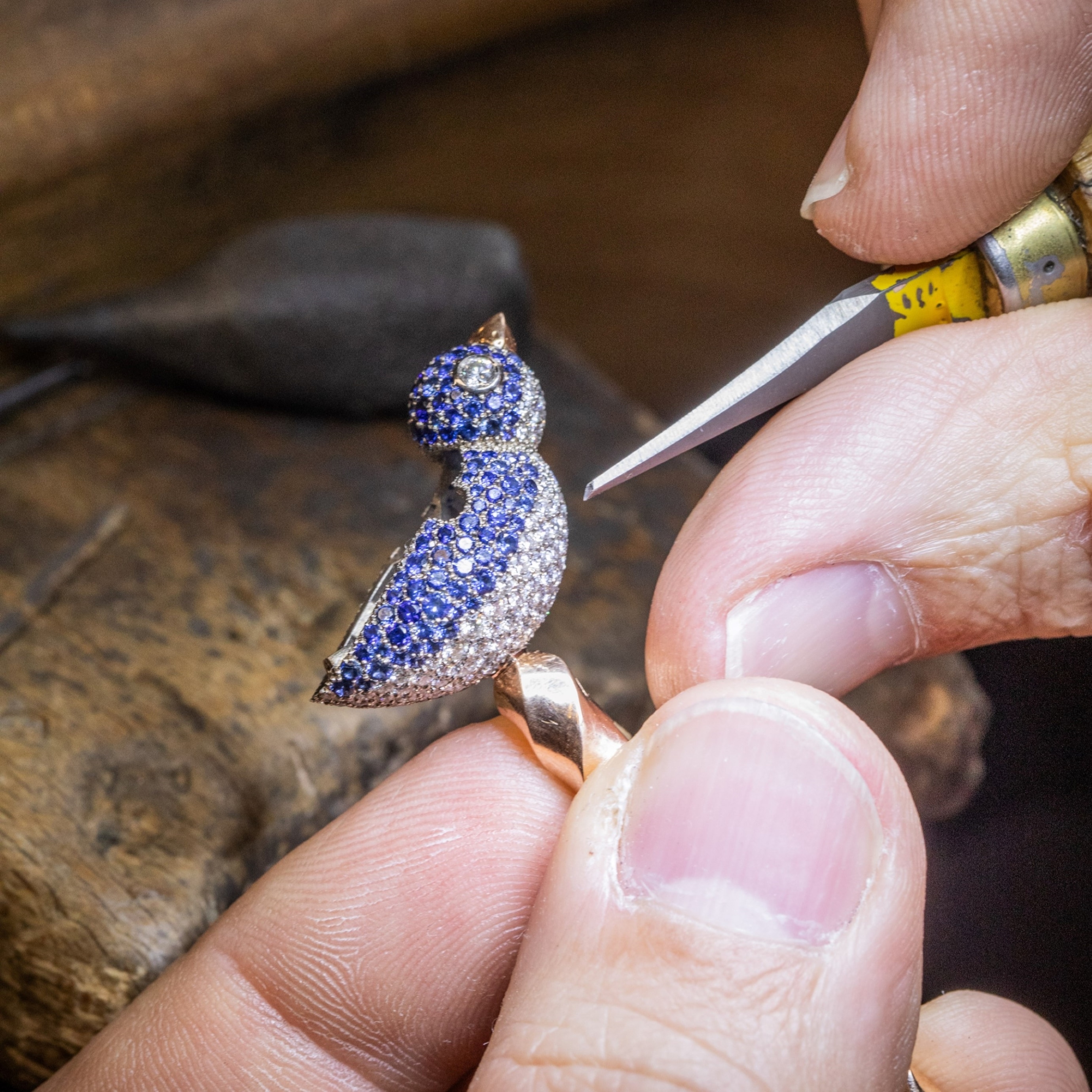 Engaste de los zafiros azules en el cuerpo de oro blanco del pájaro, Van Cleef & Arpels.