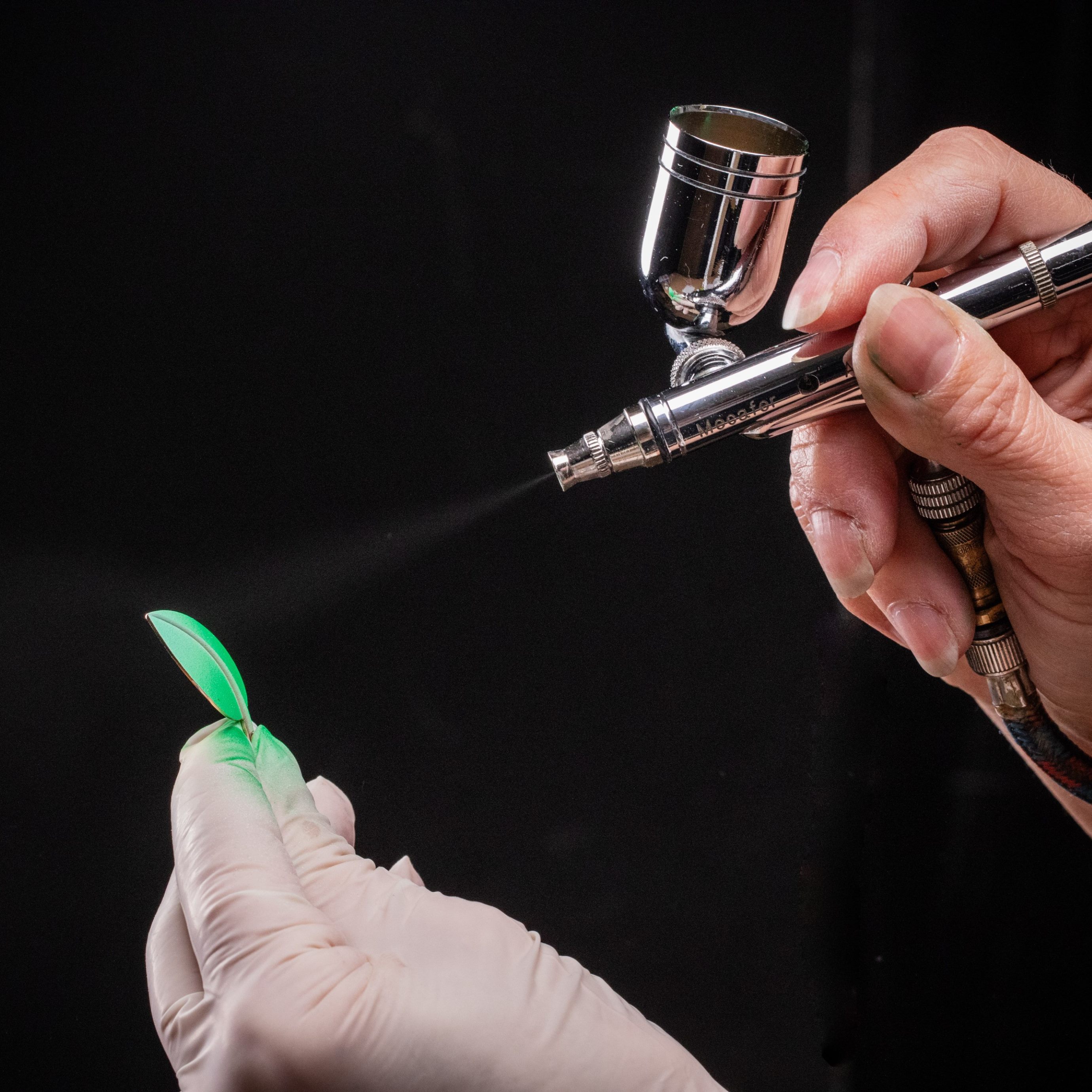 Aplicación de aerógrafo sobre una hoja de oro rosa, Van Cleef & Arpels.