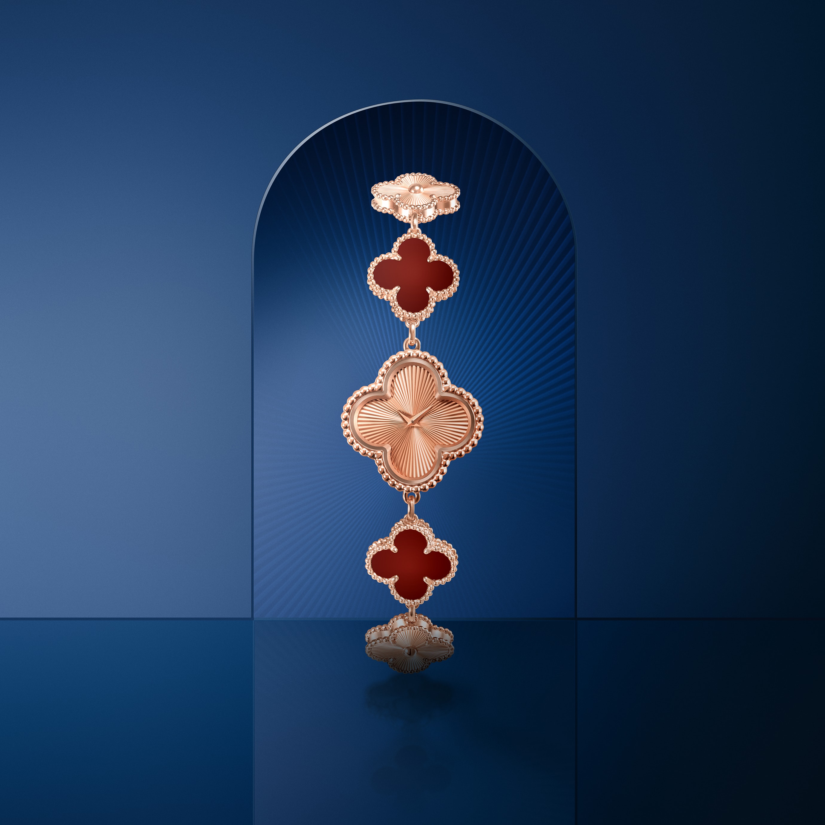 Orologio Sweet Alhambra. Oro rosa 18 carati, corniola. Collezione Alhambra®, Van Cleef & Arpels.