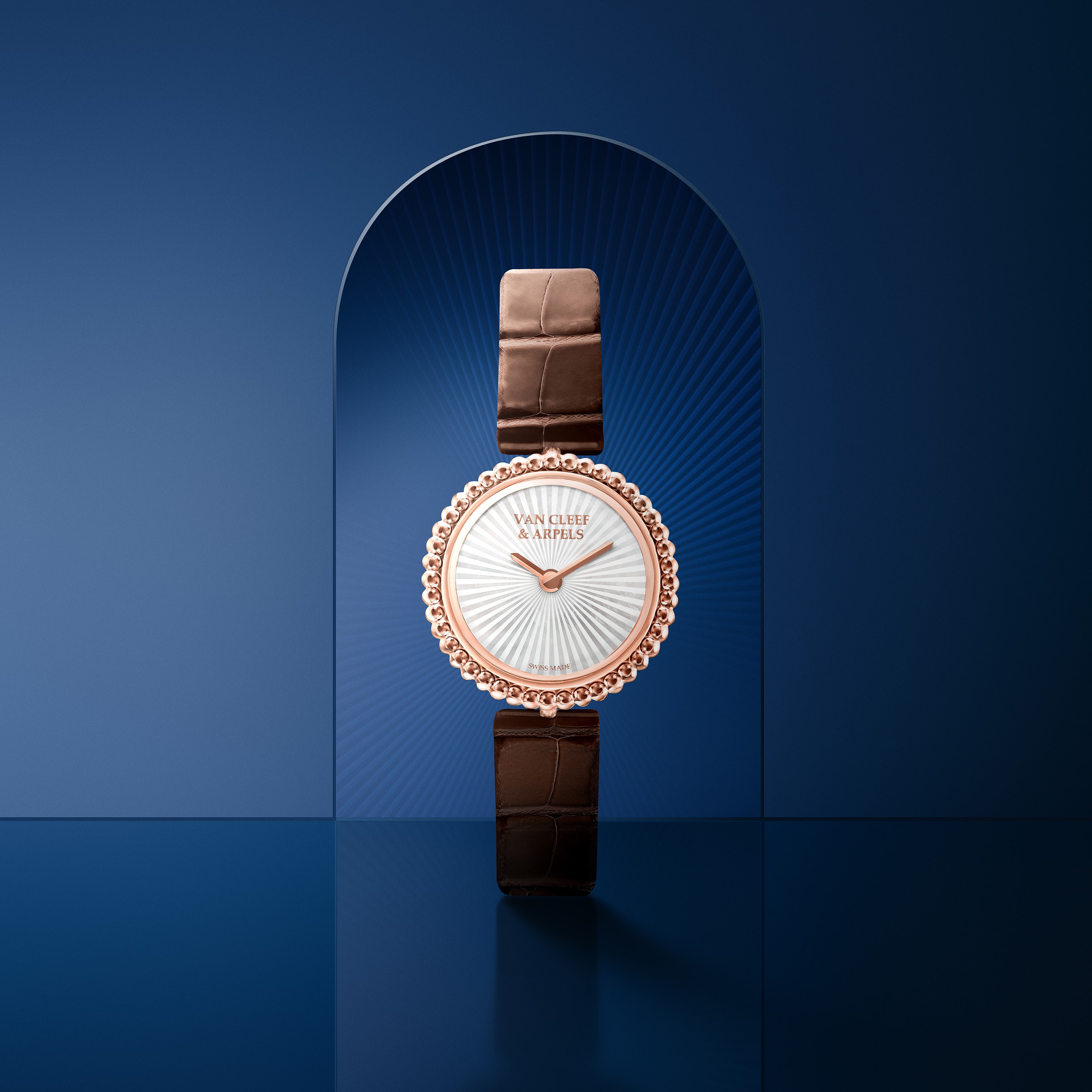 Orologio Perlée. Oro rosa 18 carati, madreperla bianca. Collezione Perlée®, Van Cleef & Arpels.