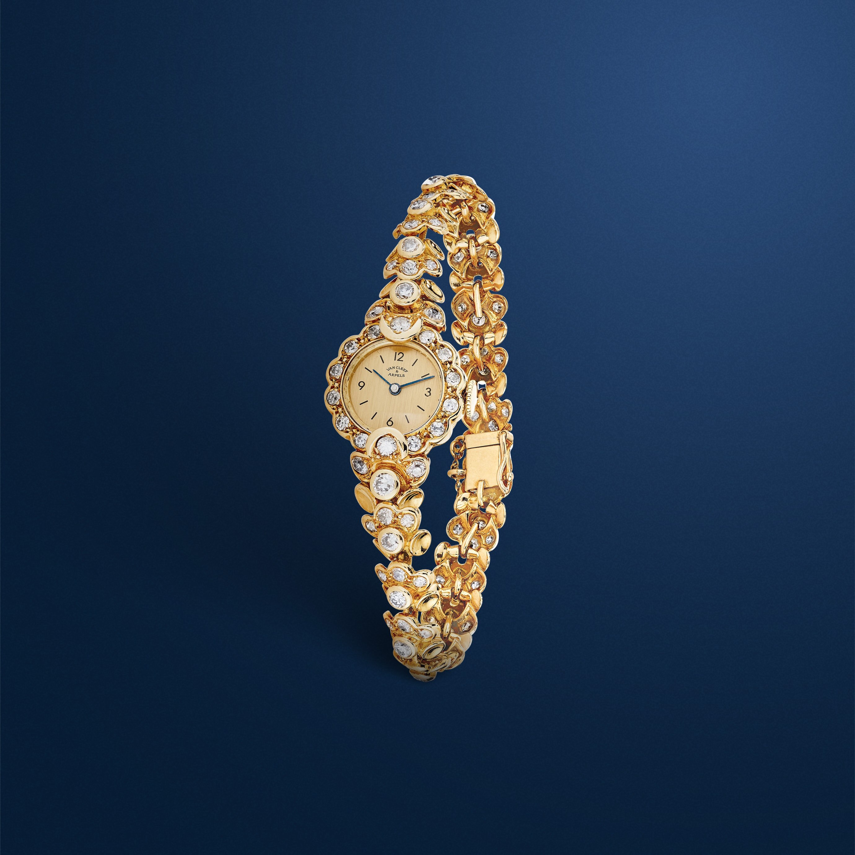 Reloj de pulsera Ancient style, 1950. Oro amarillo, diamantes. Colección Van Cleef & Arpels.