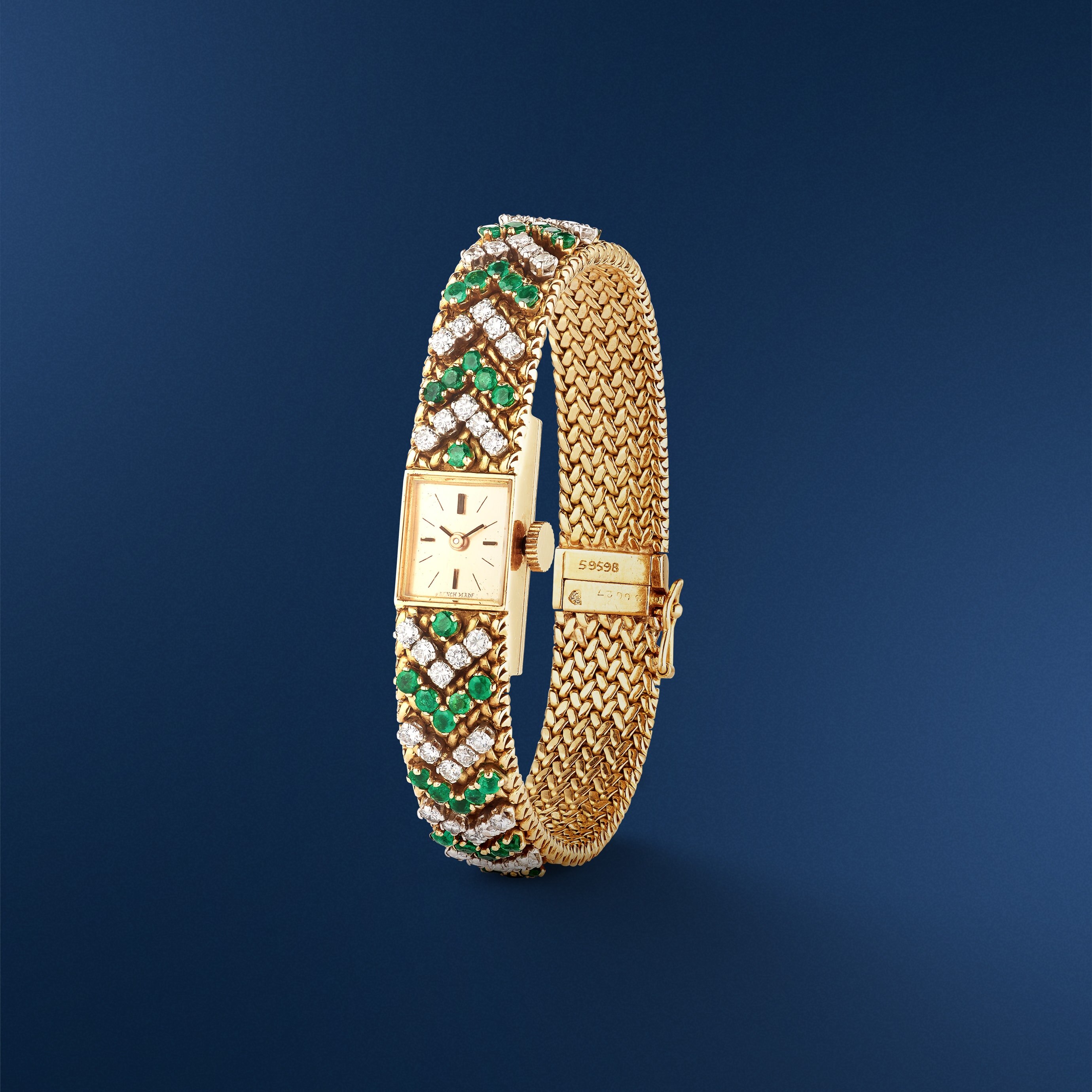 Bracelet montre, 1965. Or jaune, platine, émeraudes, diamants. Collection Van Cleef & Arpels.
