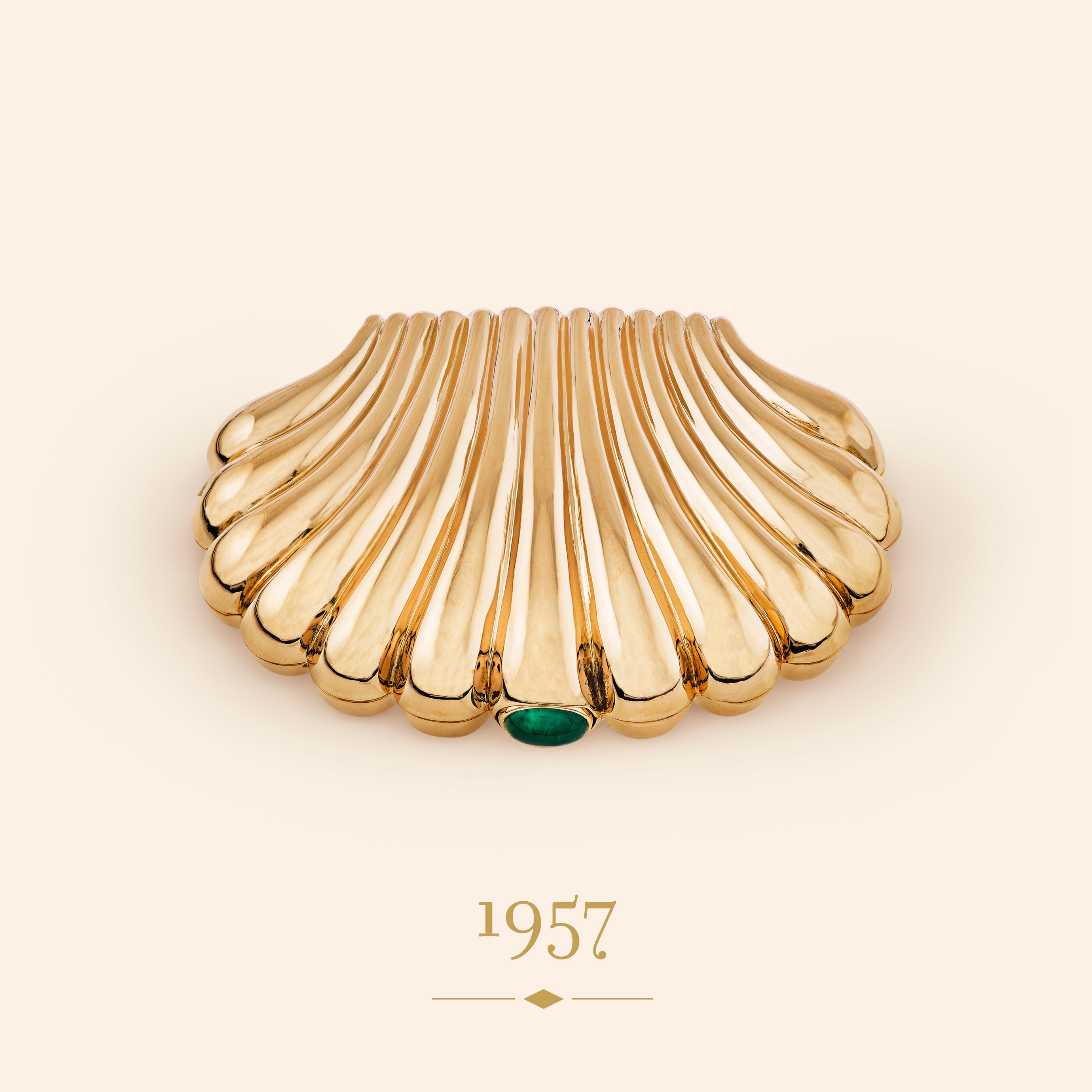 Shell powder case, 1957. 18K yellow gold, emerald. Van Cleef & Arpels Collection.