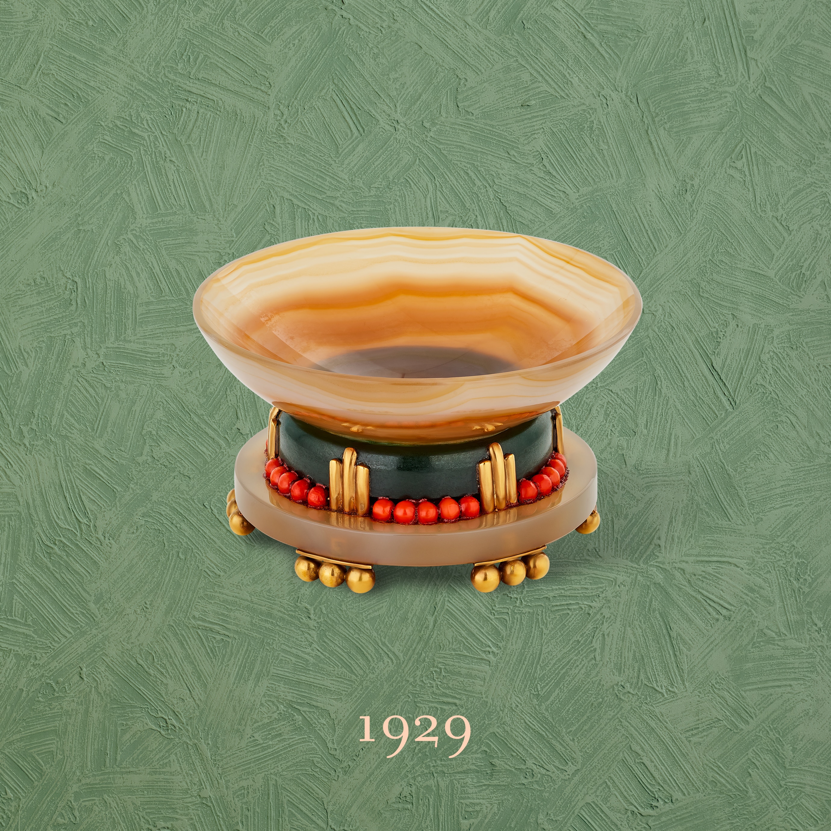 アッシュトレイ、1929年。イエローゴールド、アゲート、ジェイド、コーラル、エナメル。ヴァン クリーフ＆アーペル コレクション