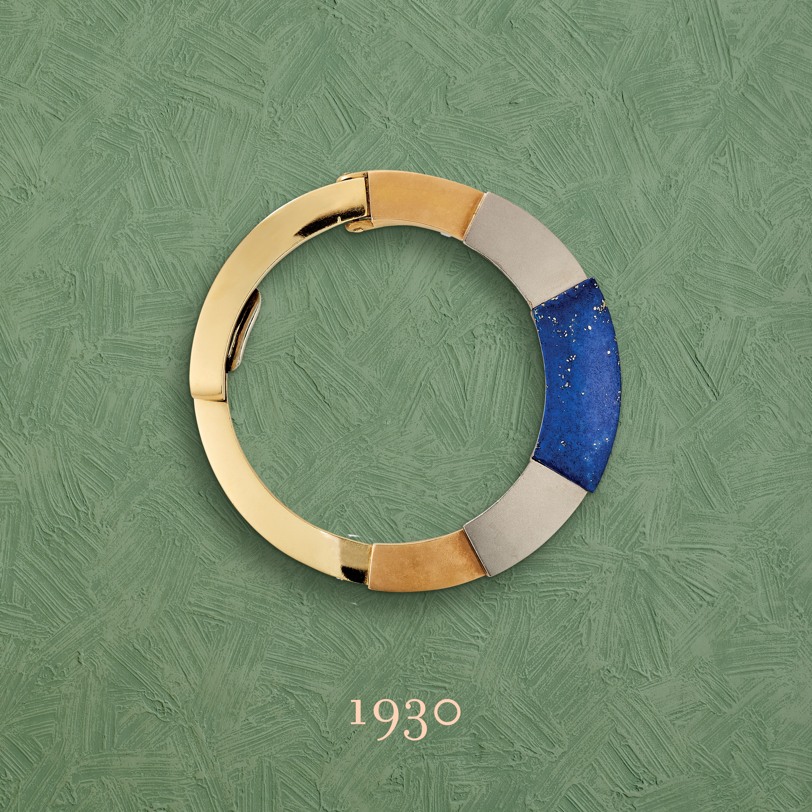 セルクル ブローチ、1930年。イエローゴールド、ローズゴールド、オスミオール、ラピスラズリ。ヴァン クリーフ＆アーペル コレクション