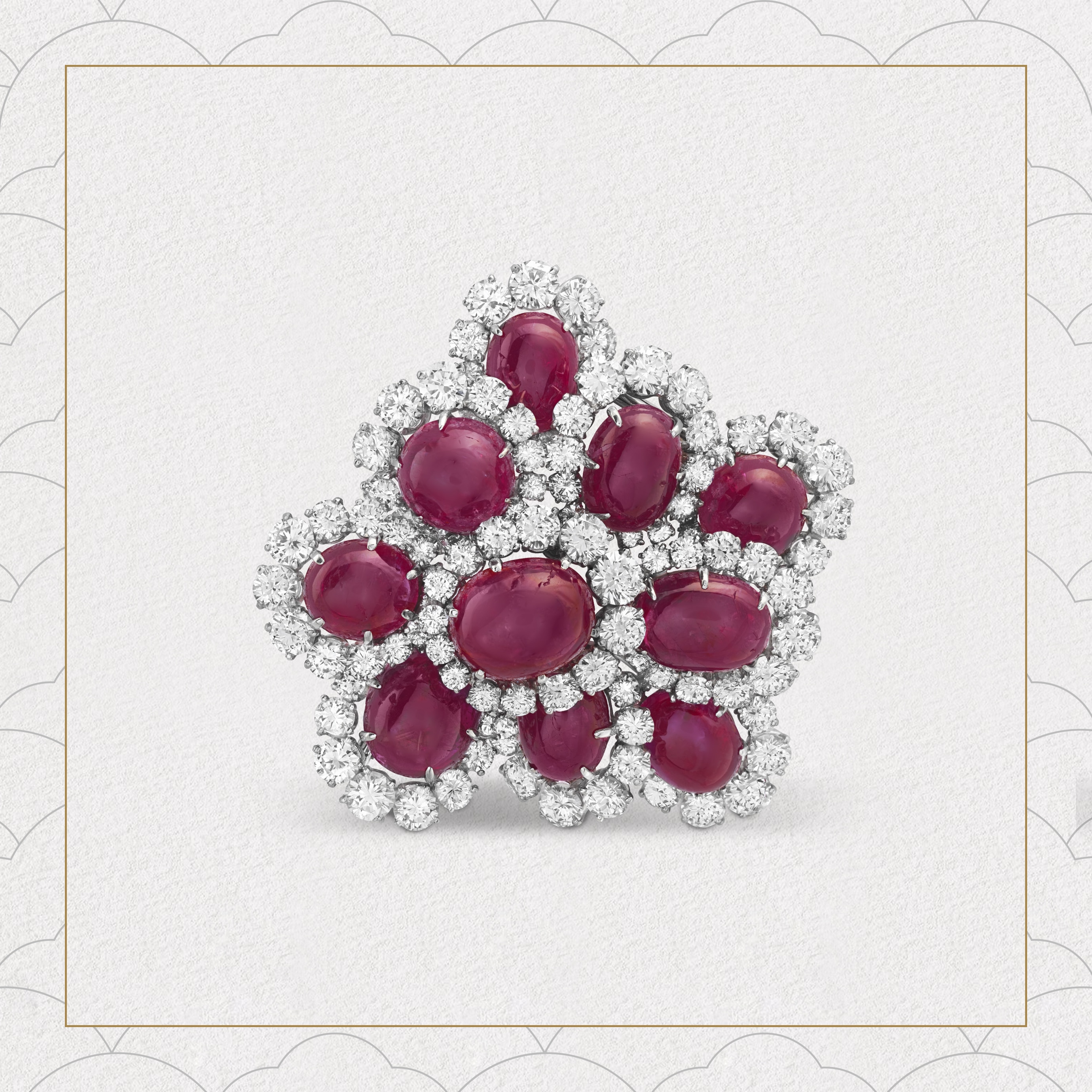 Clip Monnaie du Pape, Platin, Weißgold, 10 Rubin-Cabochons von insgesamt 84,28 Karat (Burma), Diamanten. Heritage Collection, 1962. Van Cleef & Arpels