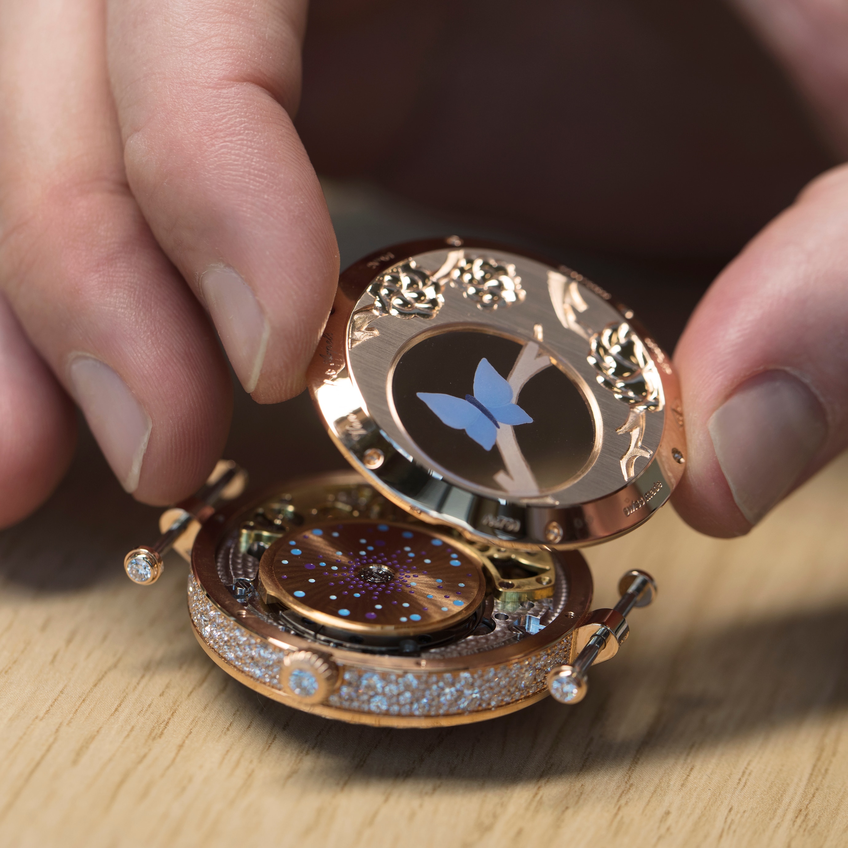 Assembly of the case of the Lady Arpels Heures Florales watch, Poetic Complications, Van Cleef & Arpels