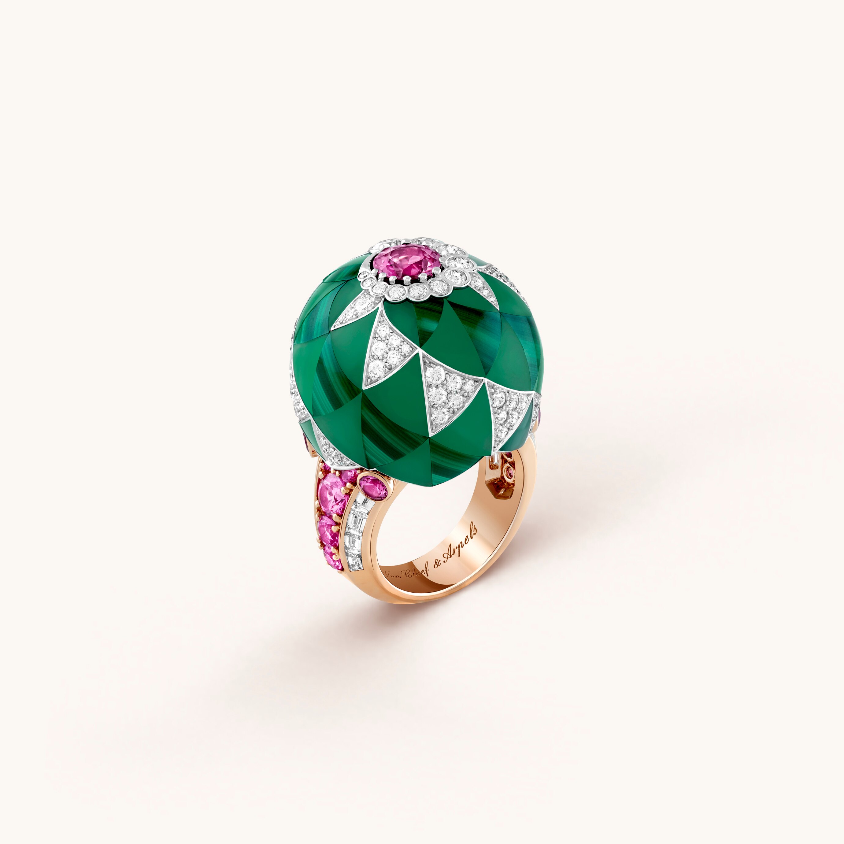 Ring Fleur Alice. Roségold, Weißgold, ein runder rosa Saphir von 1,38 Karat (Madagaskar), rosa Saphire, Malachit, Aventurin, Diamanten. Van Cleef & Arpels