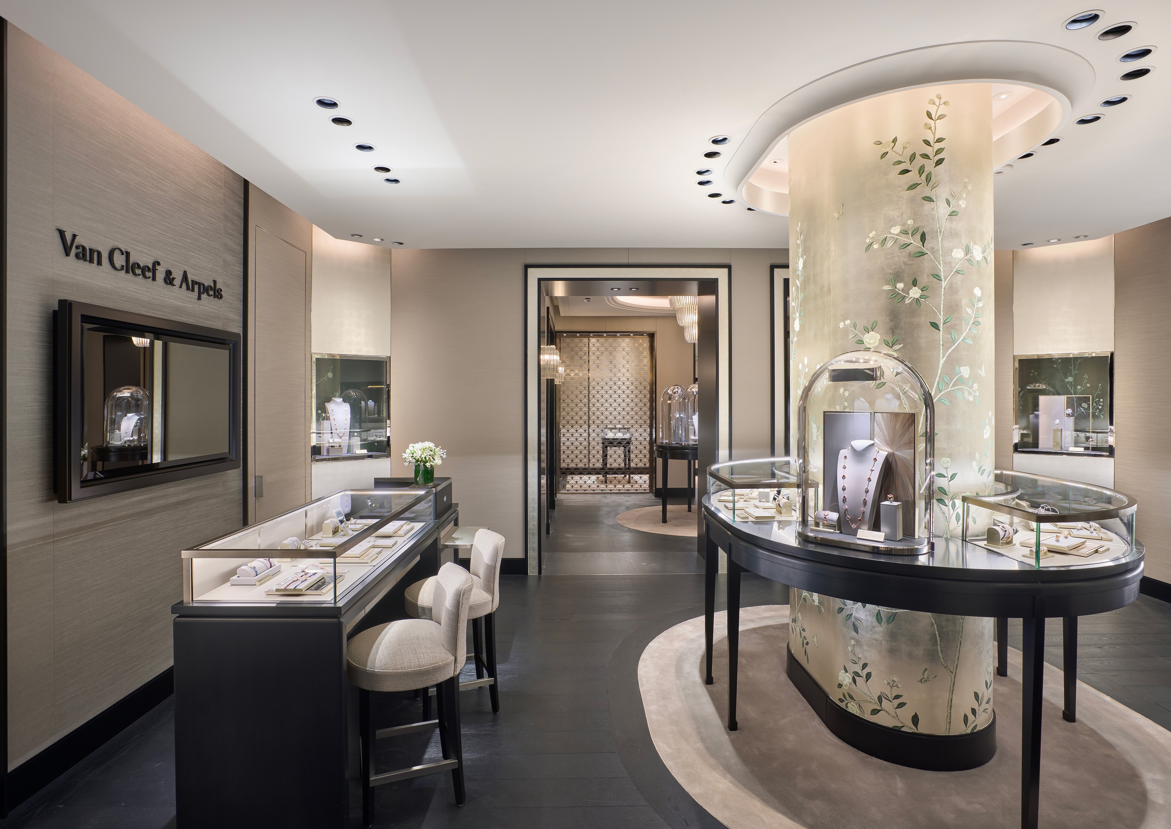 Discovery of the Barcelona boutique in a warm and refined universe. Van Cleef & Arpels.