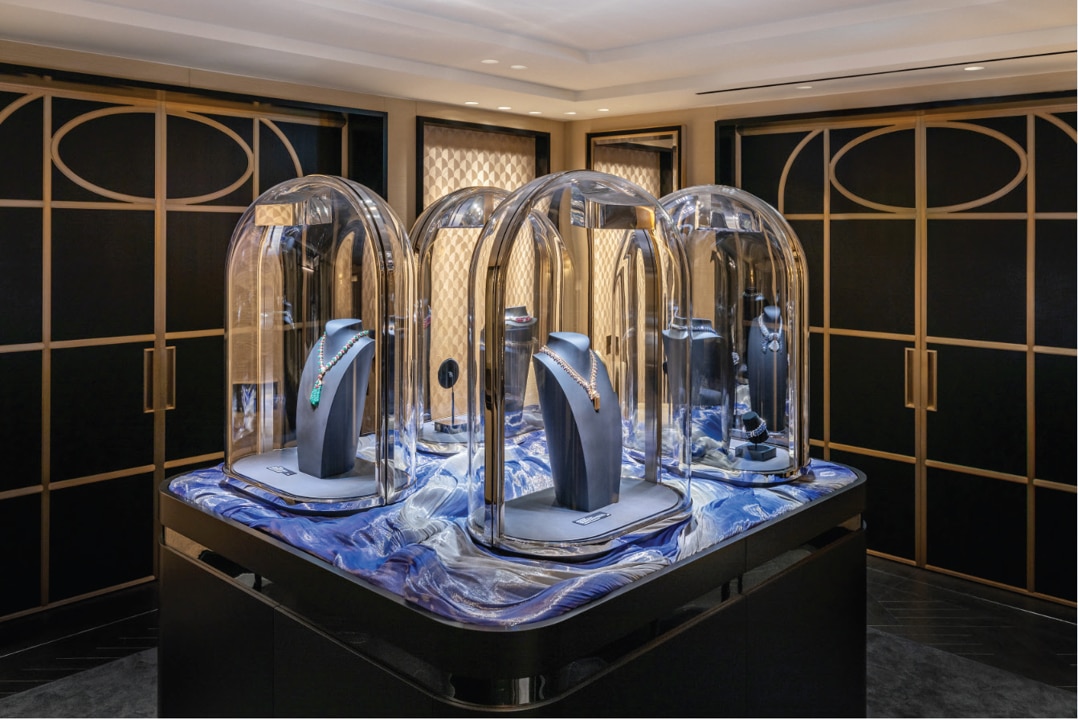 Kreationen in Ausstellung in der Boutique. © Van Cleef & Arpels SA – Gary Greny – 2023. Van Cleef & Arpels