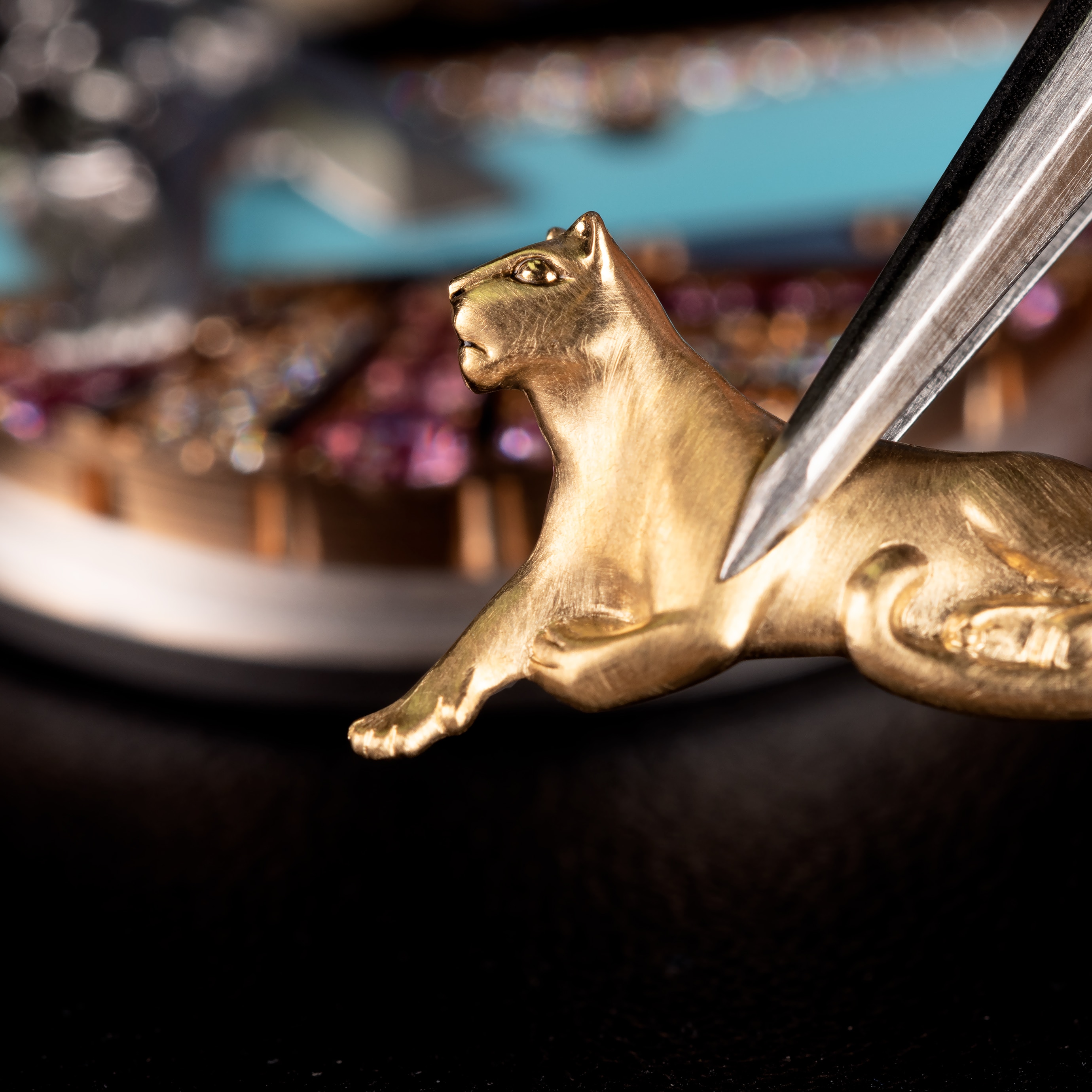 Assembling the yellow gold lioness on the dial. Lady Duo de Lions watch, Van Cleef & Arpels.