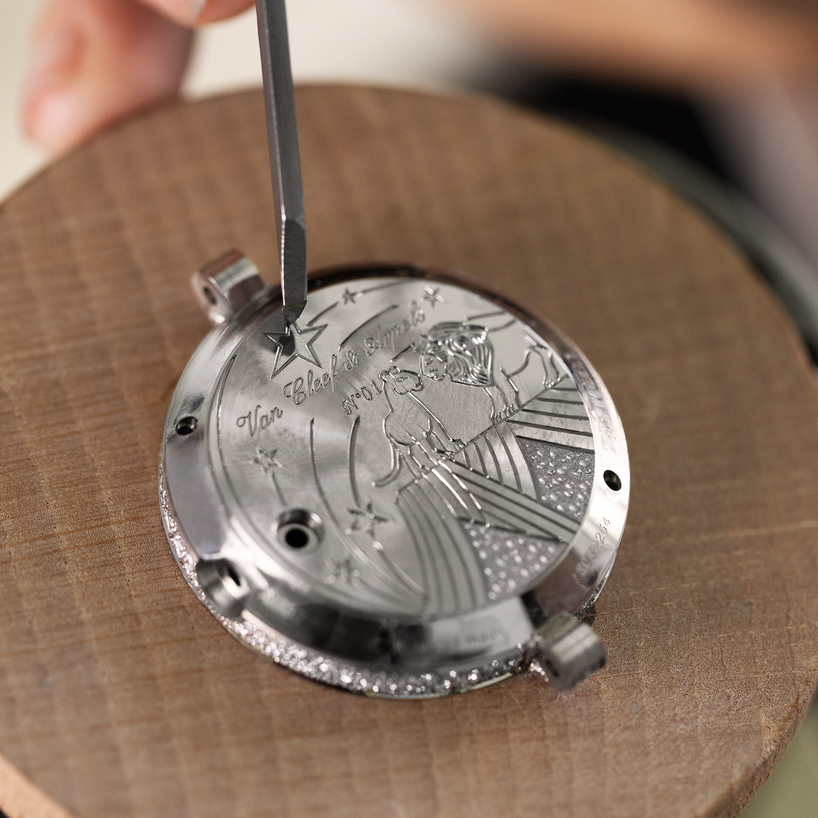 Hand-engraving the back of the case. Lady Duo de Lions watch, Van Cleef & Arpels.