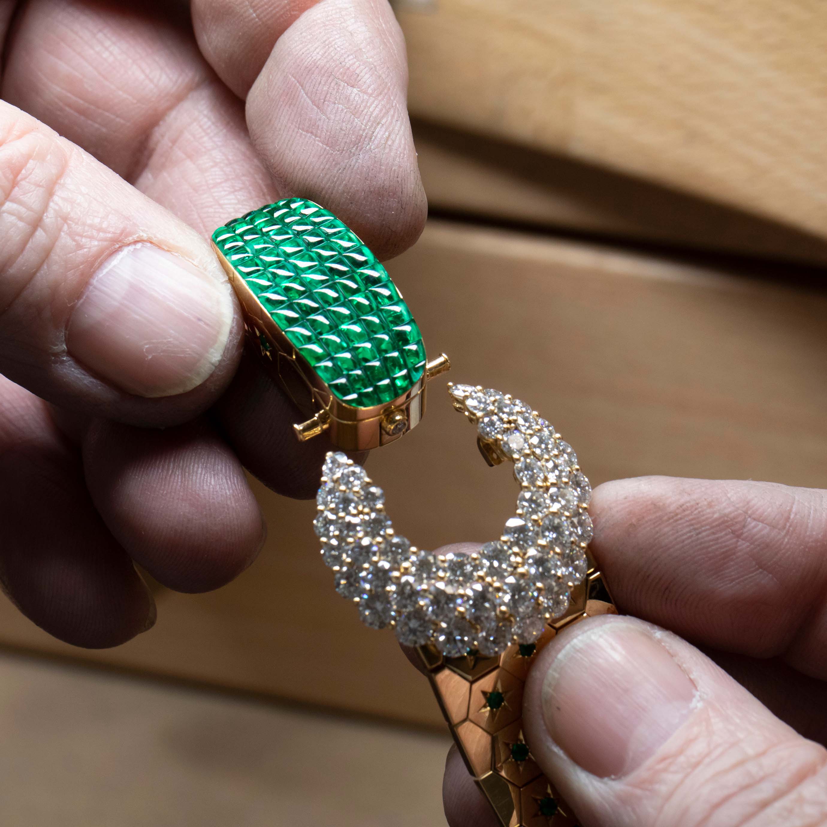 Assembling of the Ludo Secret Emeralds Mystery Set watch, Van Cleef & Arpels.