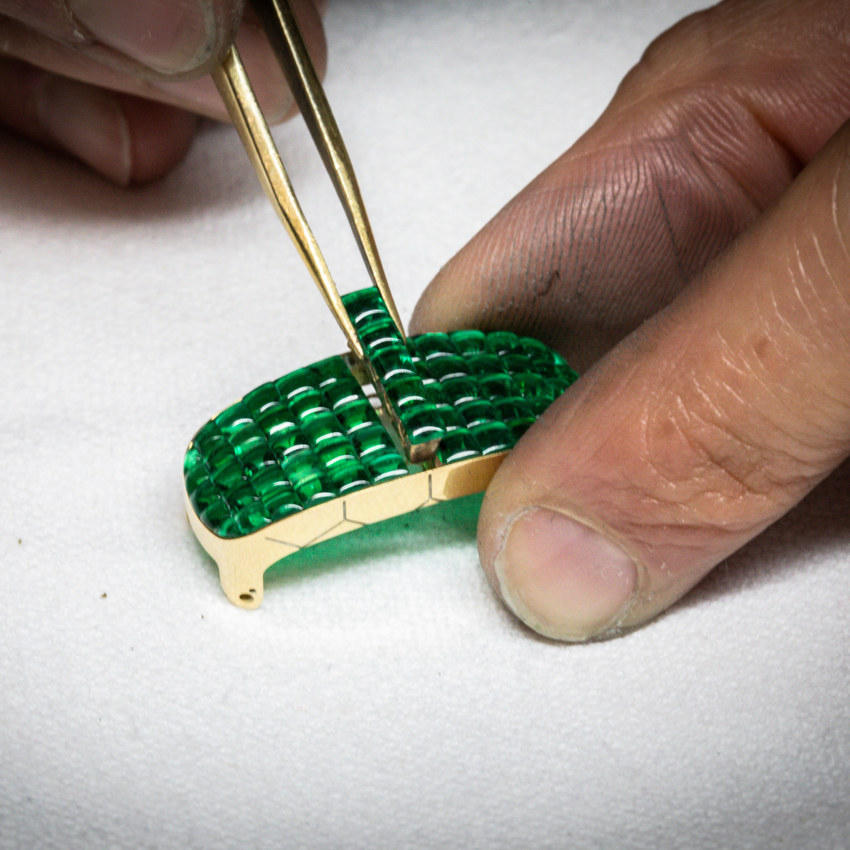 Jewelry work, setting the structure of the Mystery Set. Ludo Secret Emeralds Mystery Set watch, Van Cleef & Arpels.