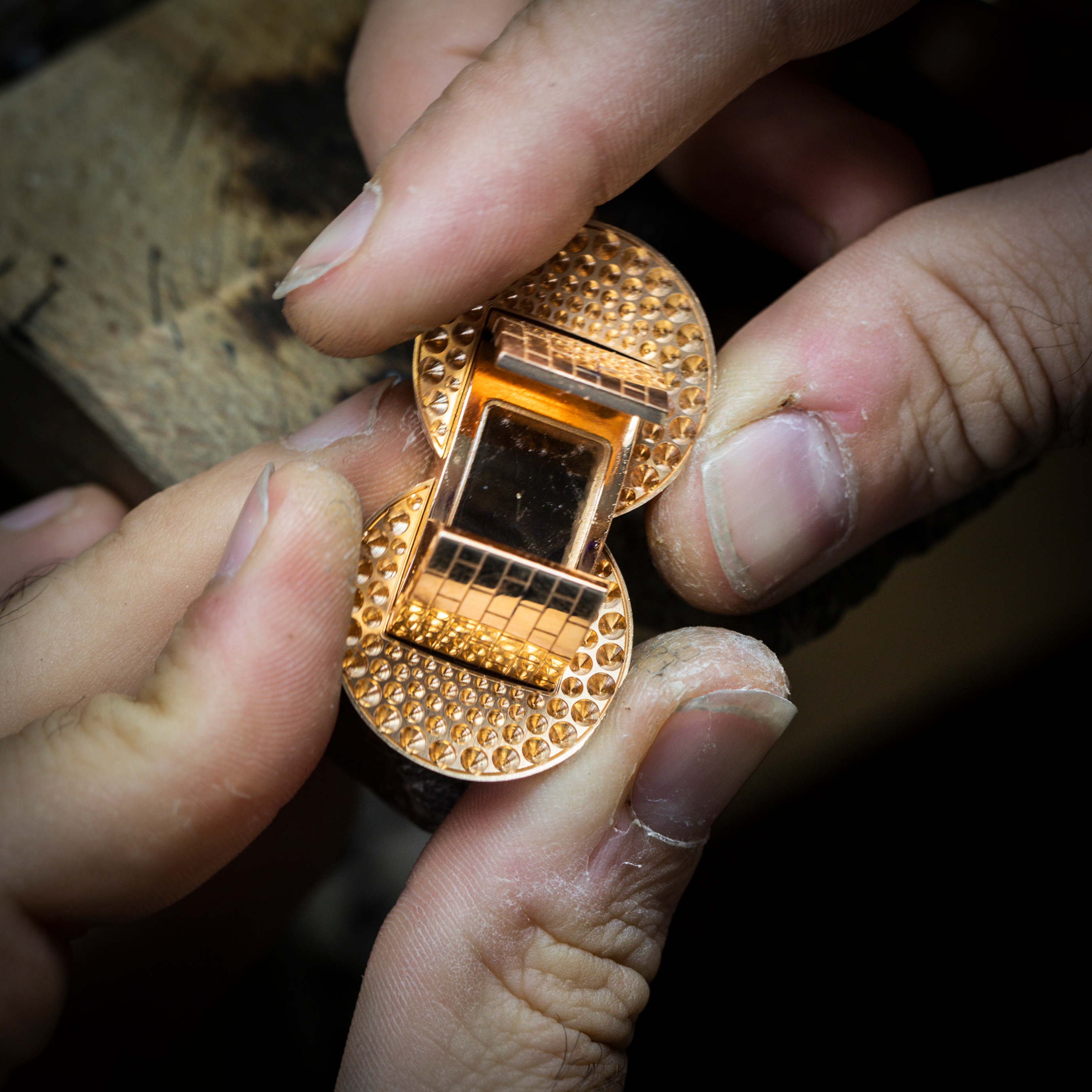 Adjustment of the bezel. Ludo Secret rose gold  watch, Van Cleef & Arpels.
