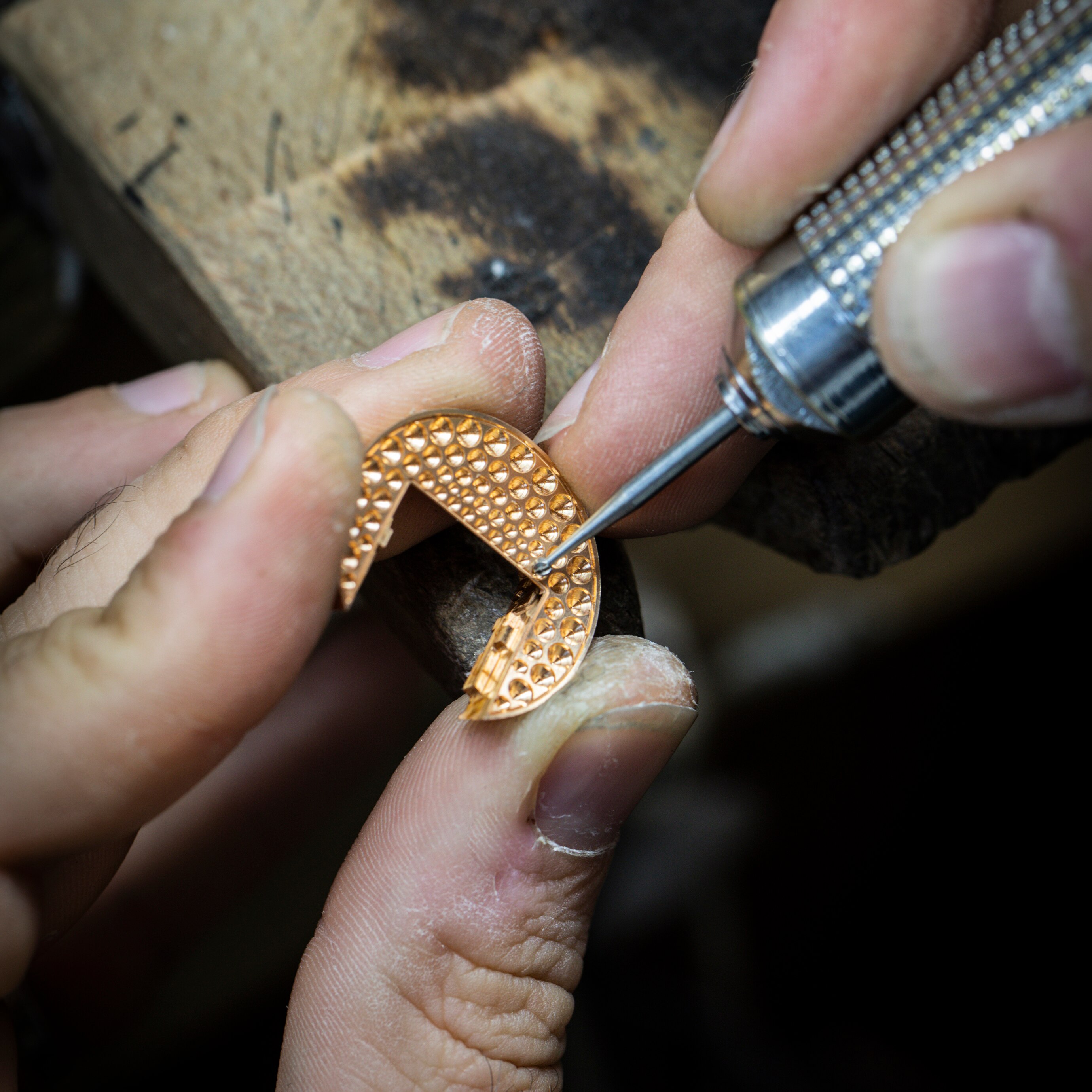 Adjustment of the bezel. Ludo Secret rose gold  watch, Van Cleef & Arpels.