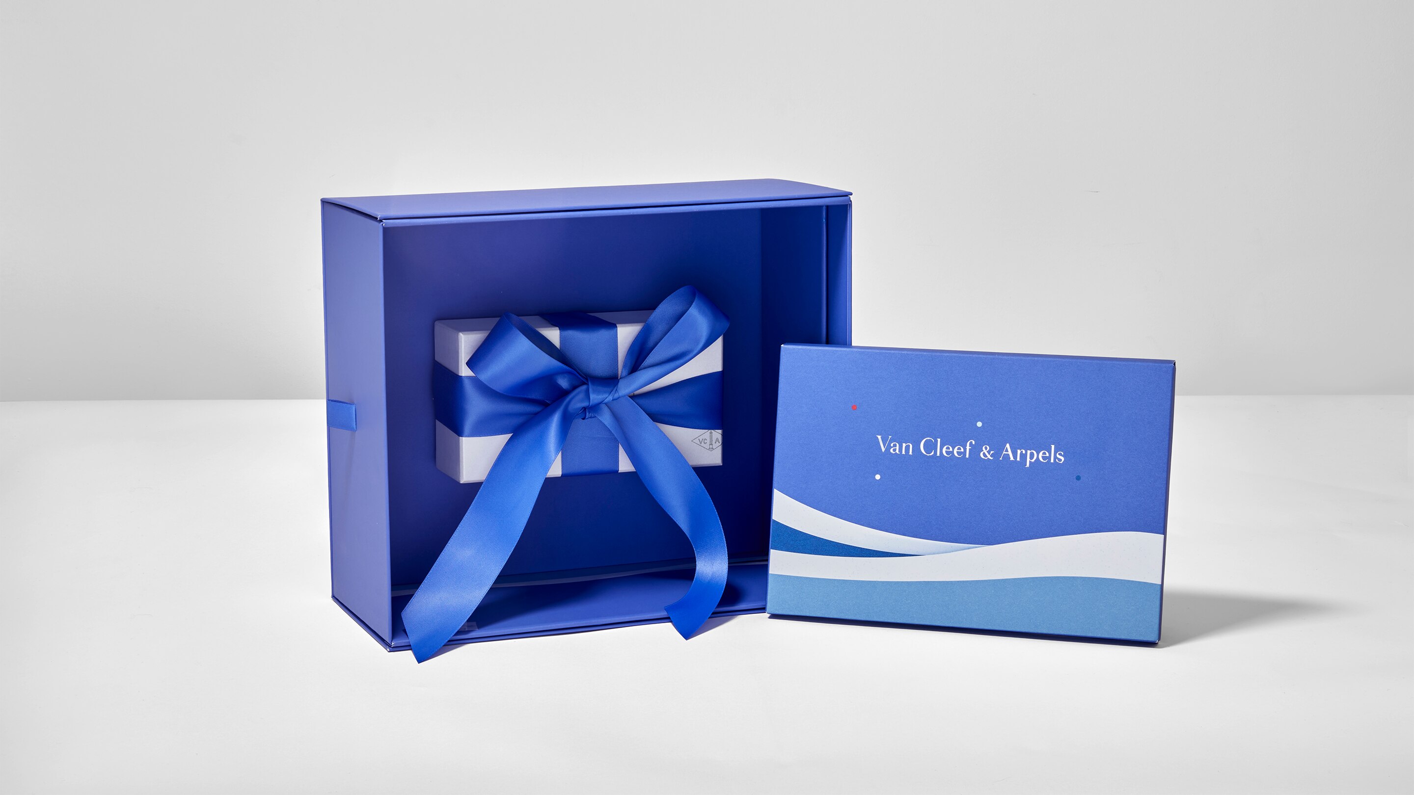 Holiday special wrapping Van Cleef Arpels