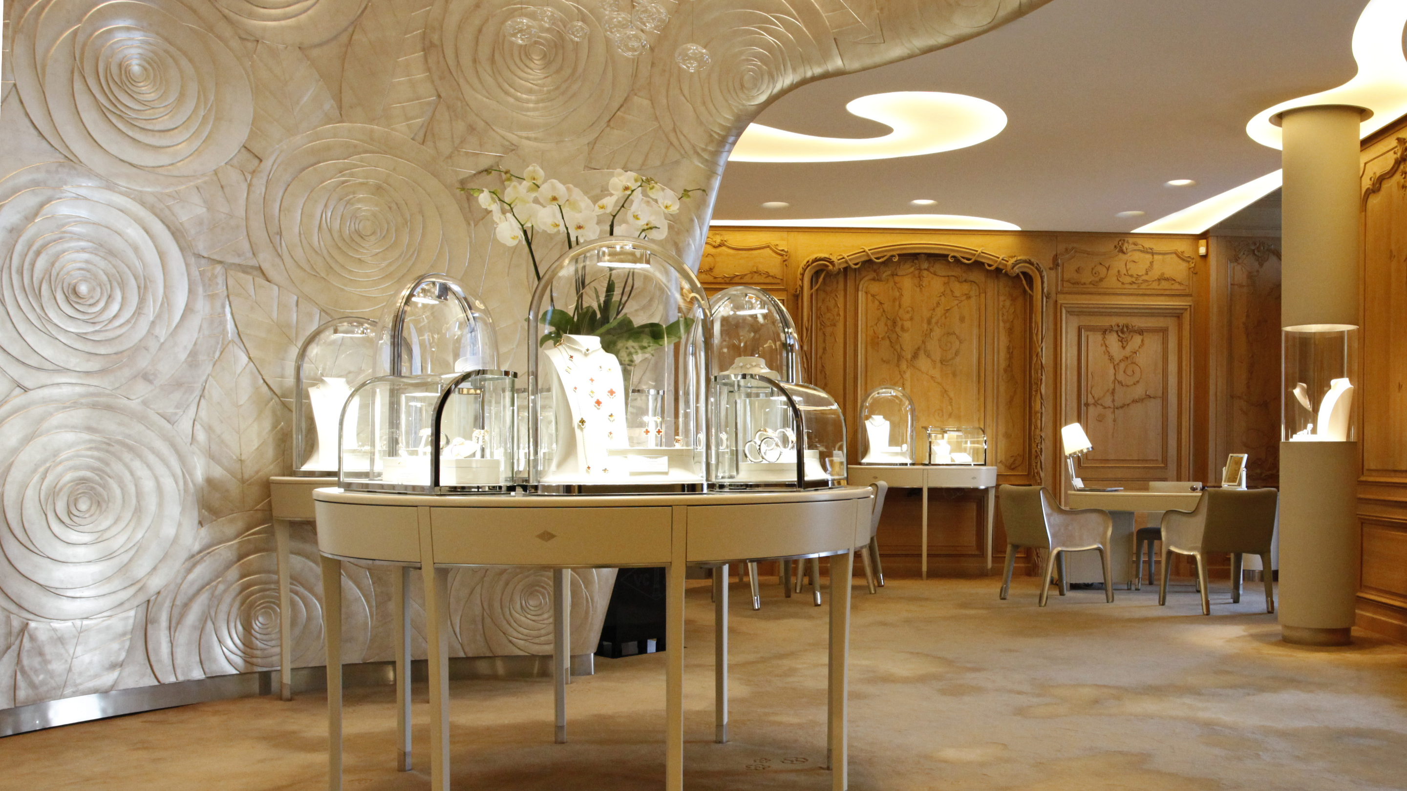 The place Vendôme boutique hosts a selection of pieces from the Heritage collection. Van Cleef & Arpels.
