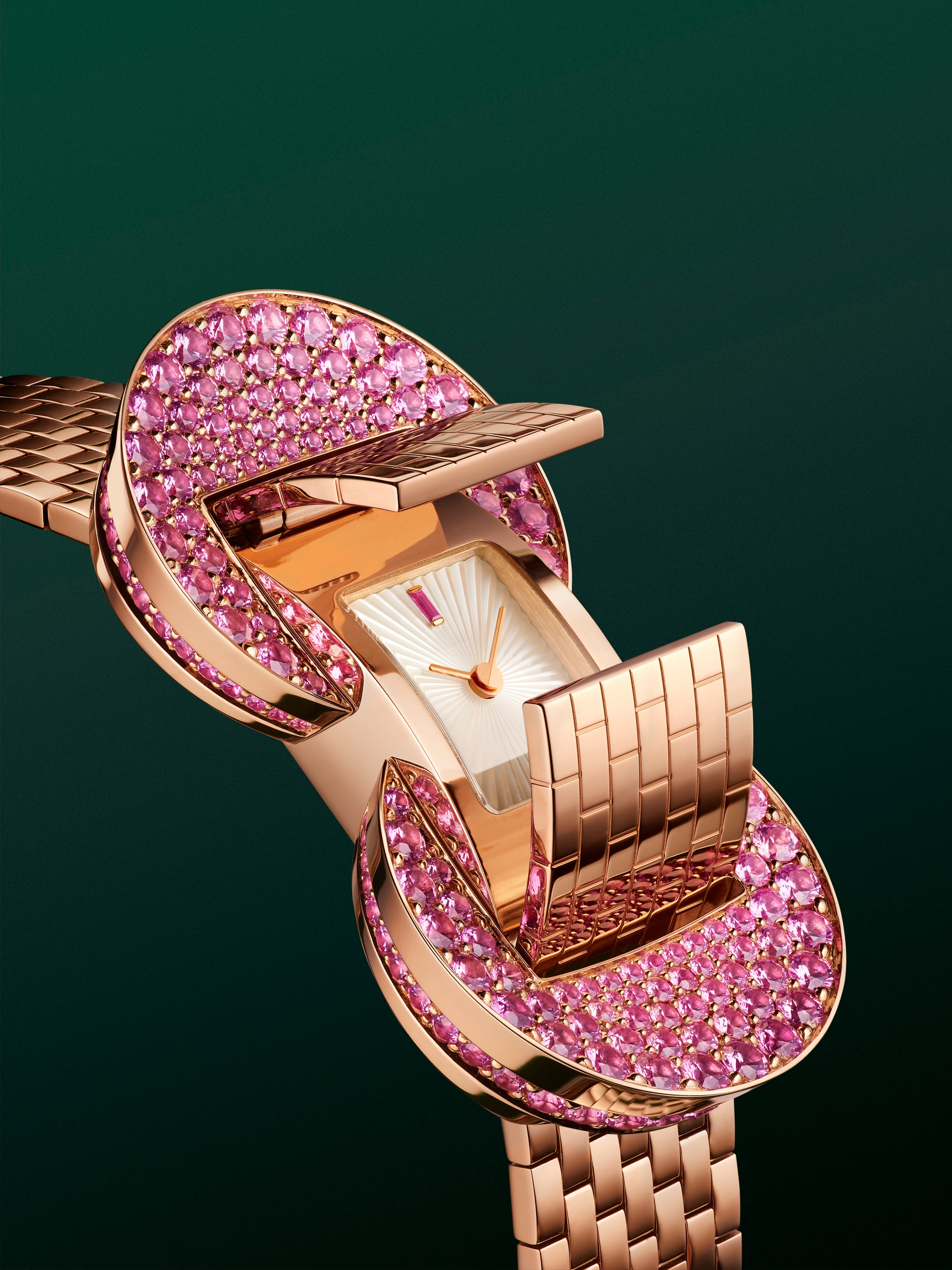 Relógio Ludo Mini. Ouro rosa 18 quilates, safiras rosa, madrepérola branca, movimento a quartzo suíço. Van Cleef & Arpels.