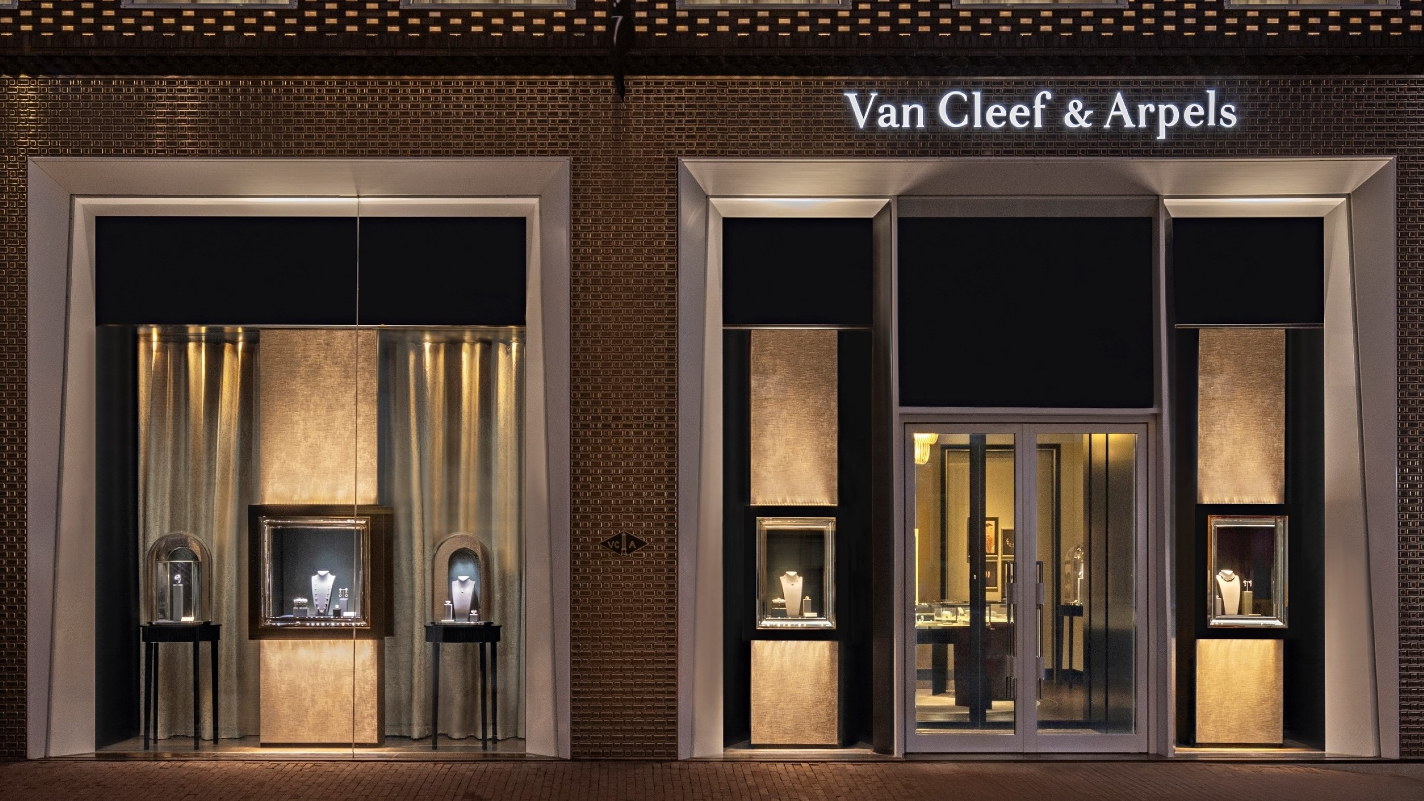Van Cleef & Arpels unveils its first boutique in Amsterdam, in the Netherlands, for the Holiday season. Van Cleef & Arpels.
