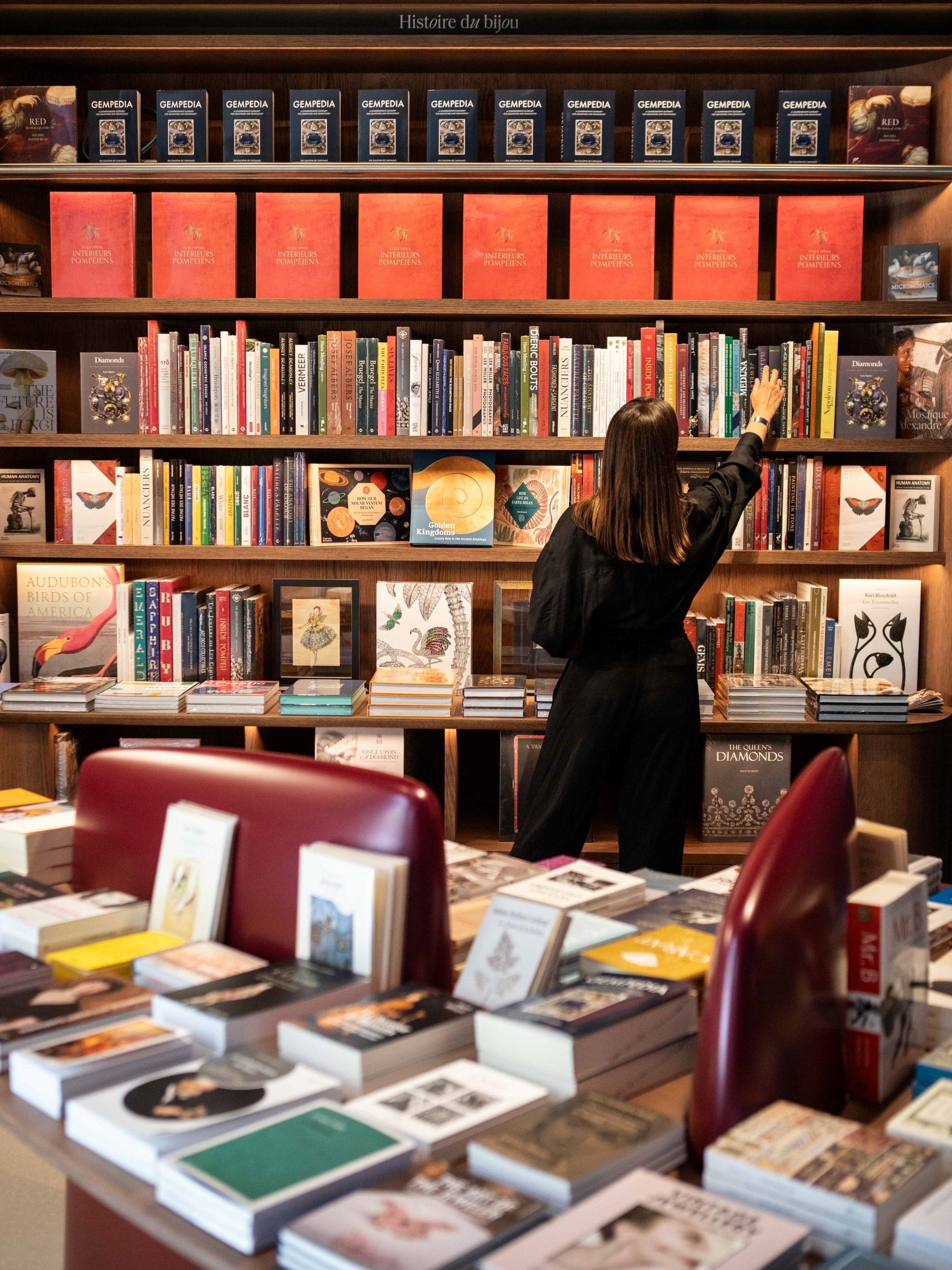 Die Buchhandlung bietet nahezu 3000 Werke verschiedenster Art. L'ÉCOLE, School of Jewelry Arts - L'Escarboucle, Vincent Leroux.