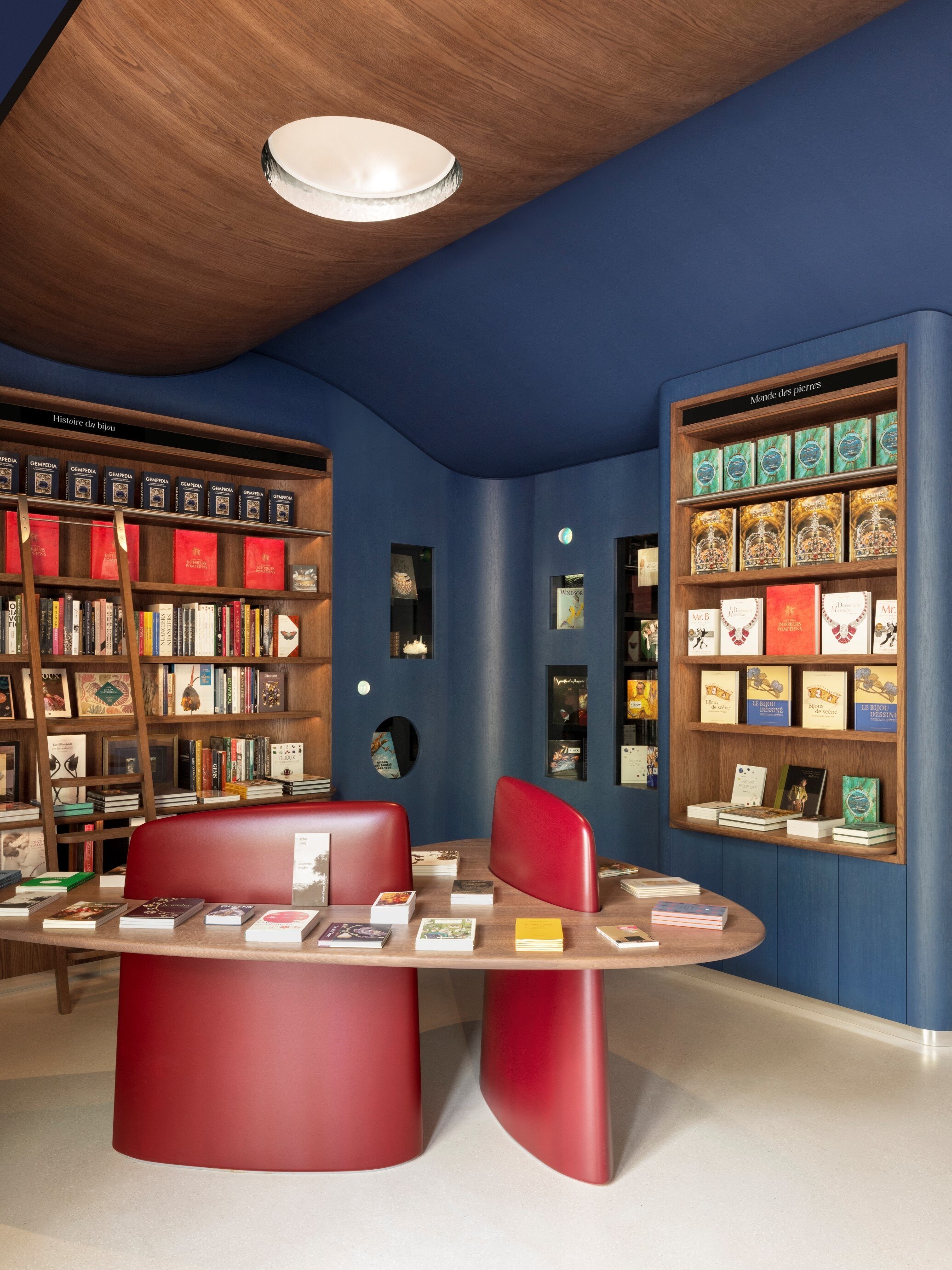 L'Escarboucle wurde von der Designerin, Innenarchitektin und Szenografin Constance Guisset entworfen. L'ÉCOLE, School of Jewelry Arts - L'Escarboucle, Vincent Leroux.