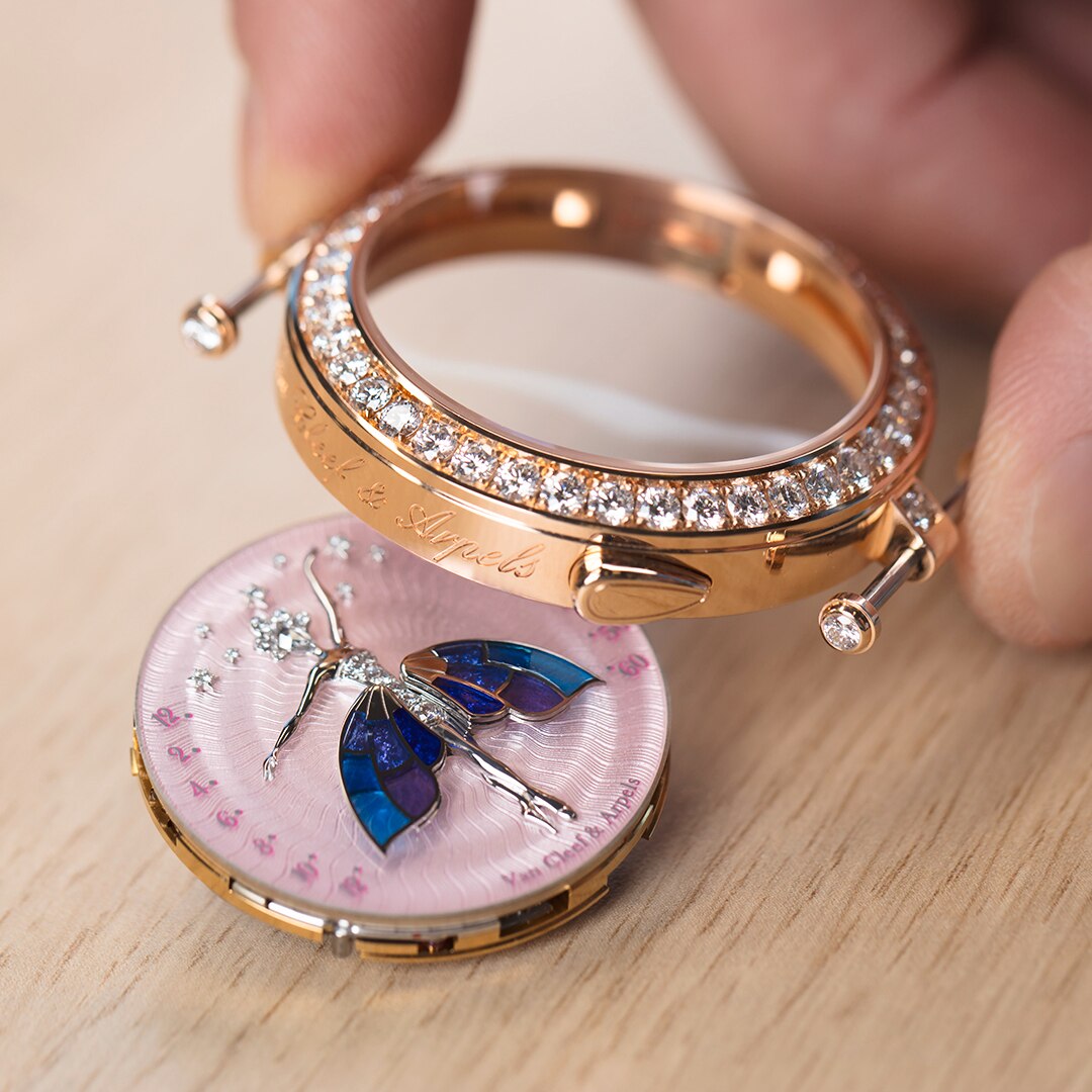 Assembling the case of the Lady Féerie Or Rose watch. Poetic Complications collection, Van Cleef & Arpels.