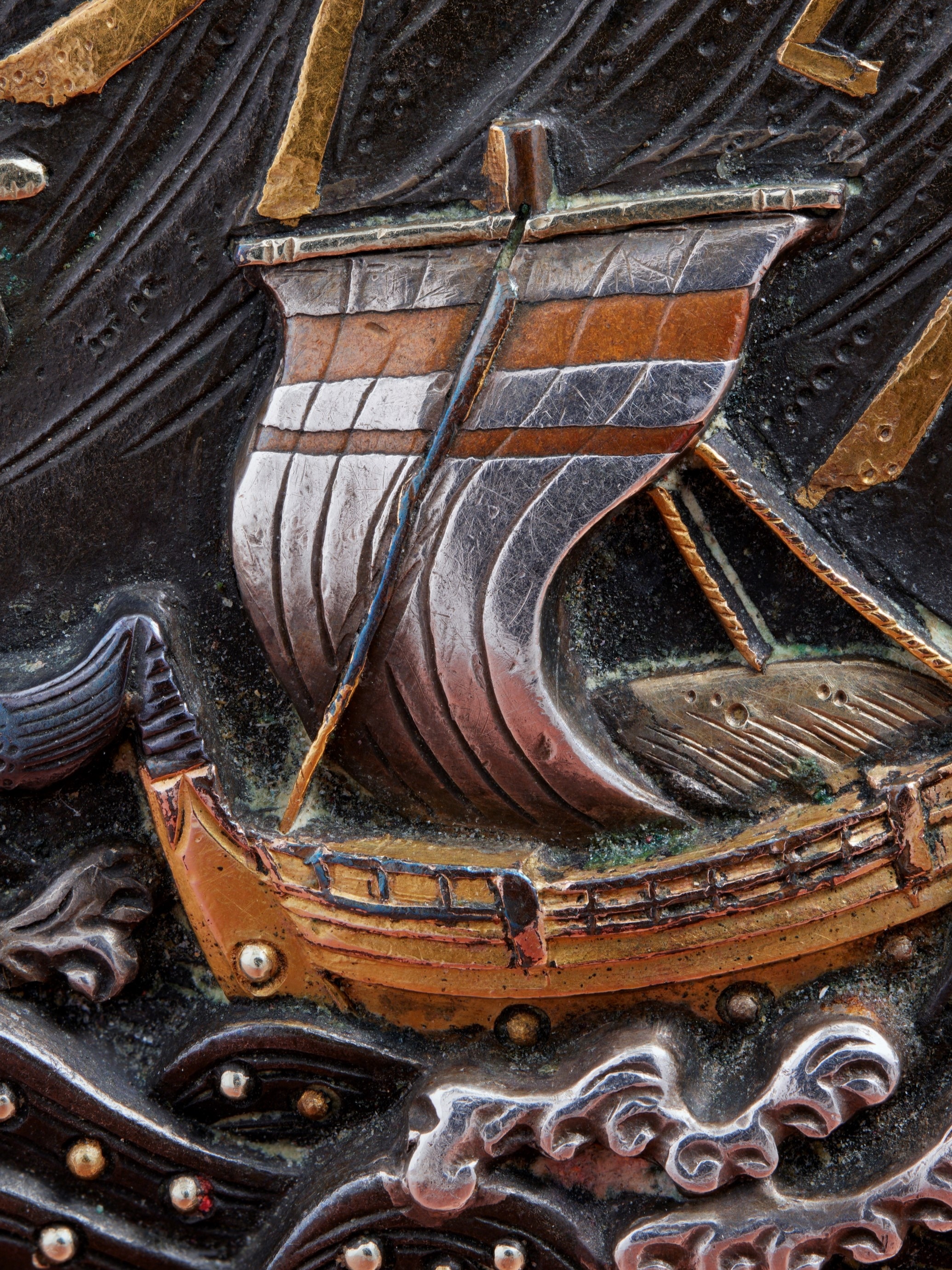 천둥을 뚫고 항해하는 보트 브로치, 일본, 1800년대 후반. 골드 및 실버 도금 적동. 프라이빗 컬렉션. 사진: 레꼴 주얼리 스쿨 - 뱅자맹 셸리(Benjamin Chelly).