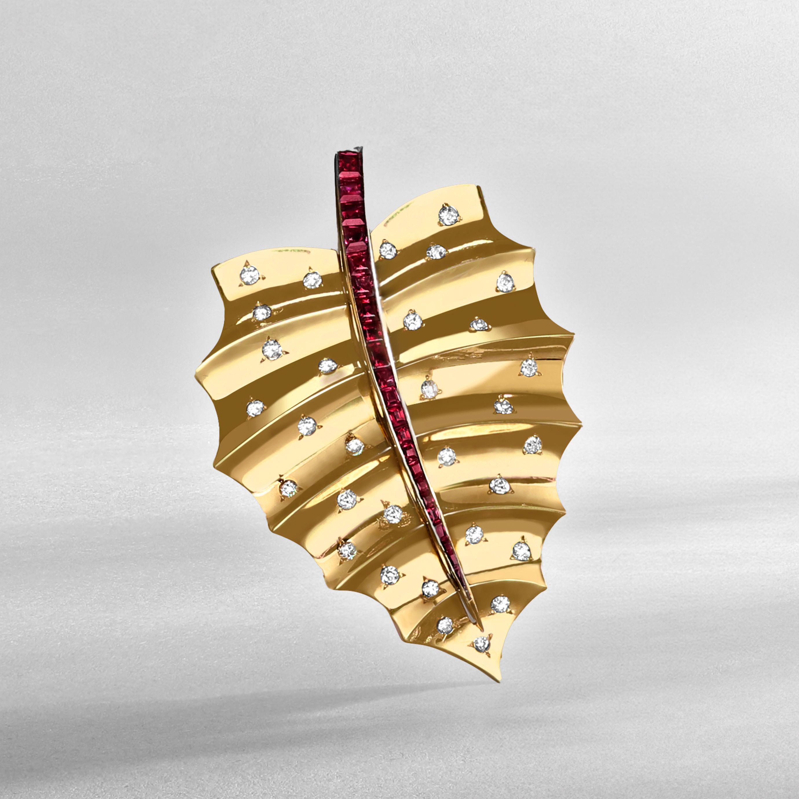 Leaf clip, 1943. Yellow gold, rubies, diamonds. Heritage collection, Van Cleef & Arpels.