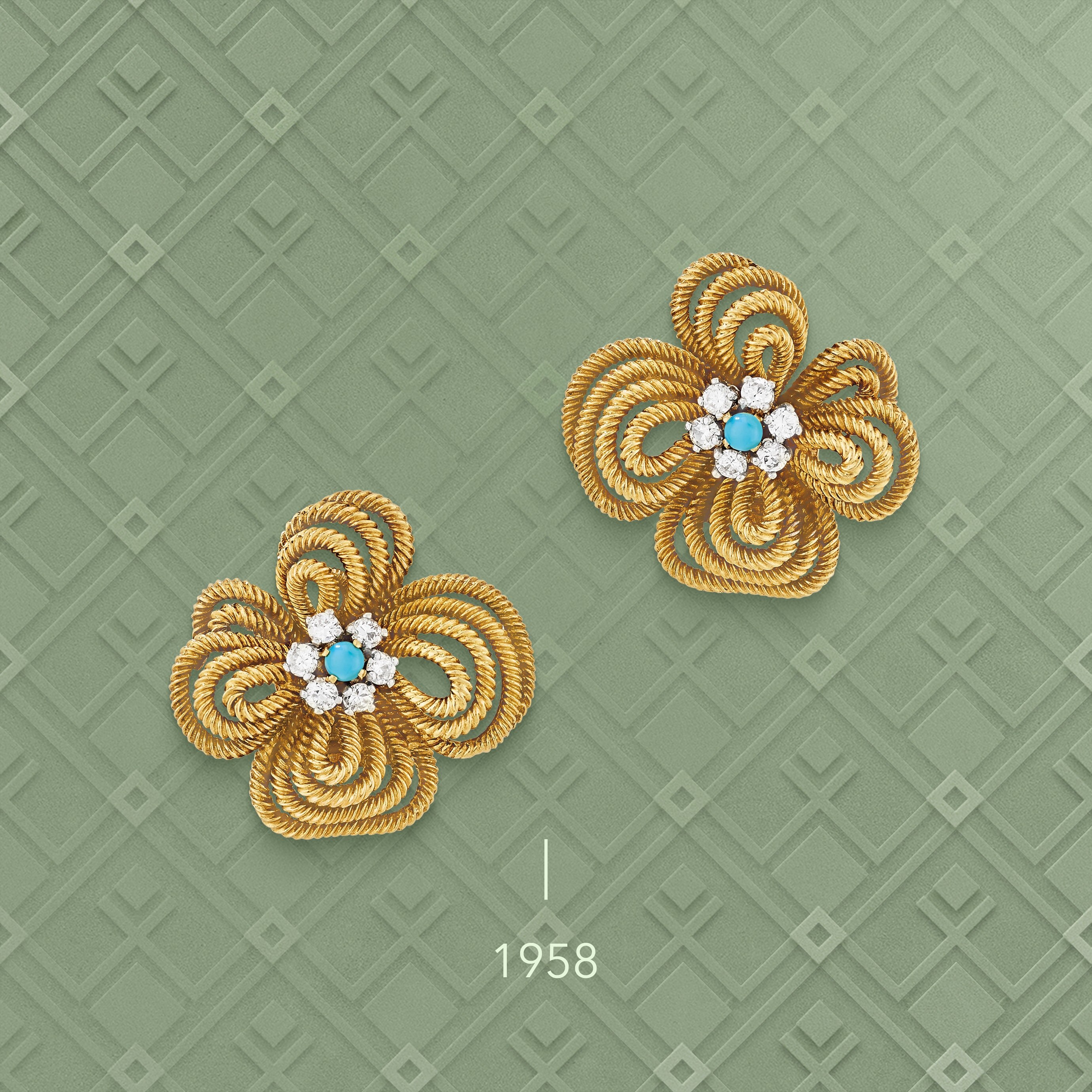 أقراط أذن على شكل برسيم رباعي الأوراق، 1958. ذهب أصفر، ذهب أبيض، ذهب زهري، بلاتين، فيروز، ماس. مجموعة دار فان كليف أند آربلز.