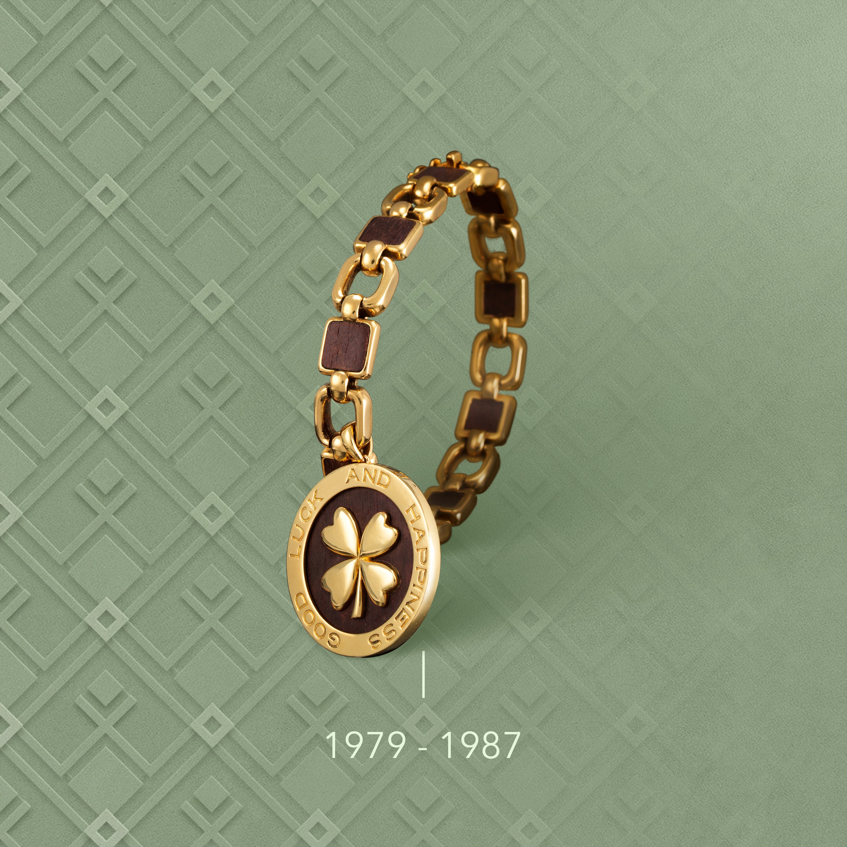 سوار أوريست وتعليقة برسيم رباعي الأوراق، 1979-1987. ذهب أصفر، خشب الثعبان. مجموعة دار فان كليف أند آربلز.