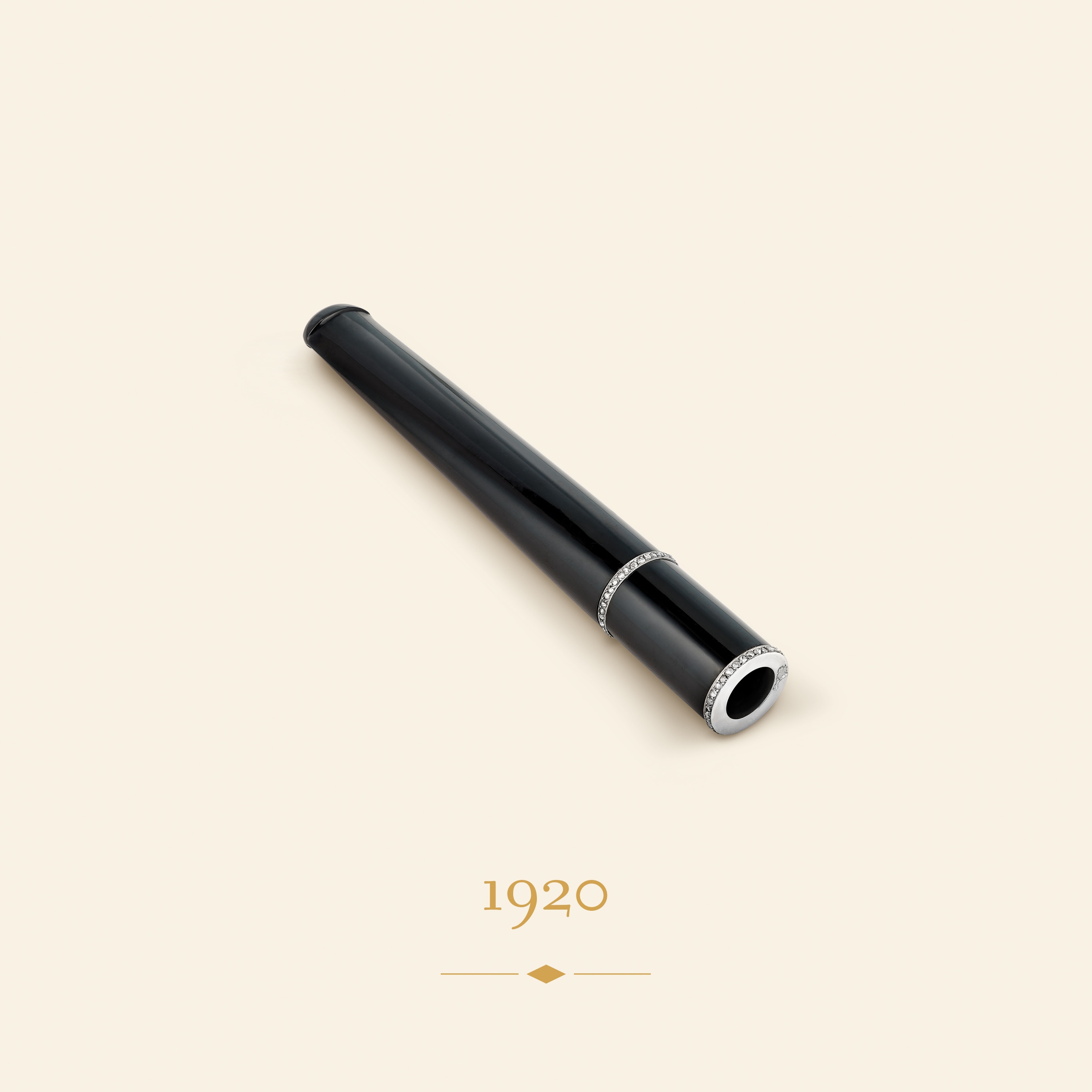 Cigarette holder, 1920. Platinum, jais, diamonds. Van Cleef & Arpels Collection.