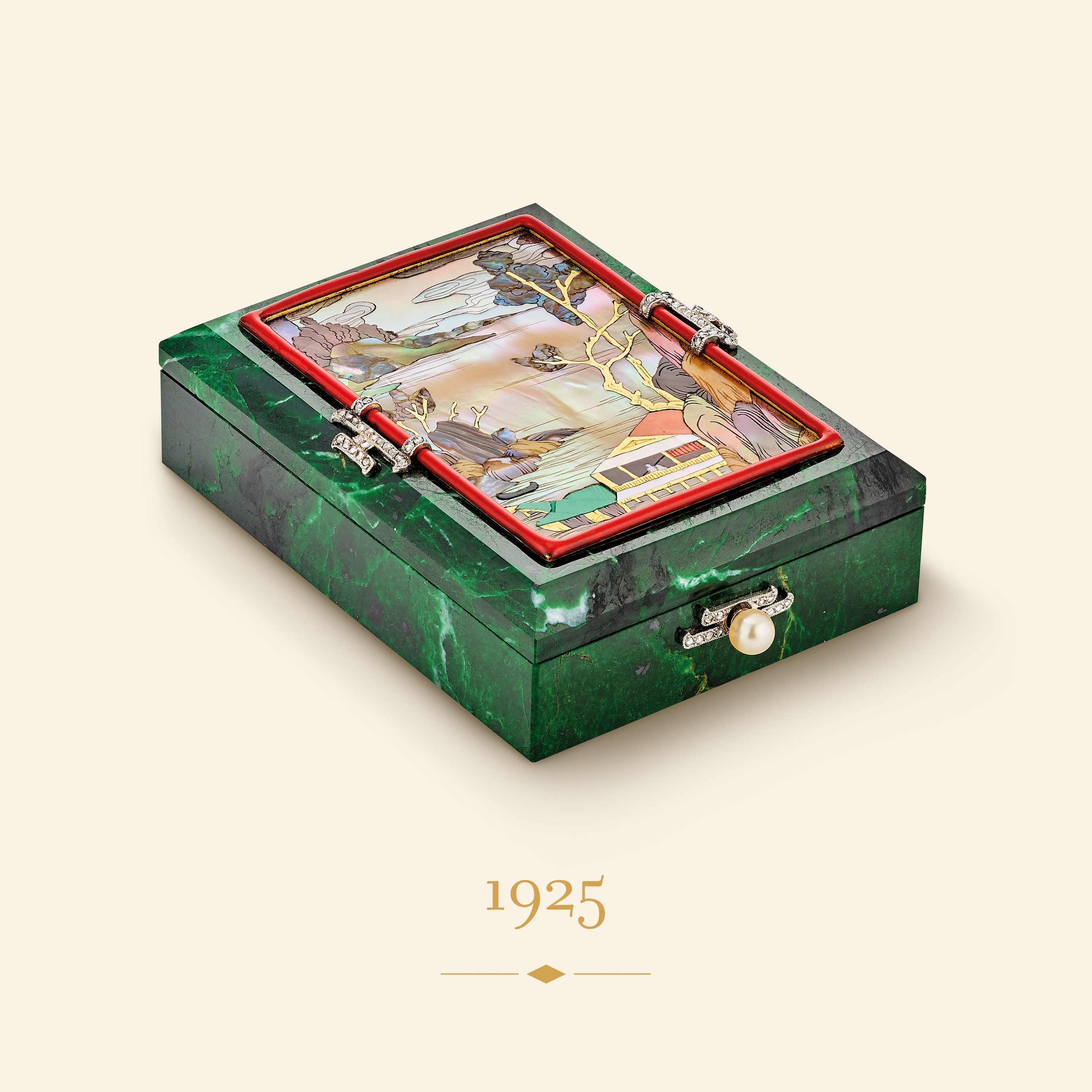 化妆盒，约1925年。白K金，黄K金，翡翠，缟玛瑙，珍珠母贝，珍珠，红色珐琅，钻石。Van Cleef & Arpels梵克雅宝典藏。